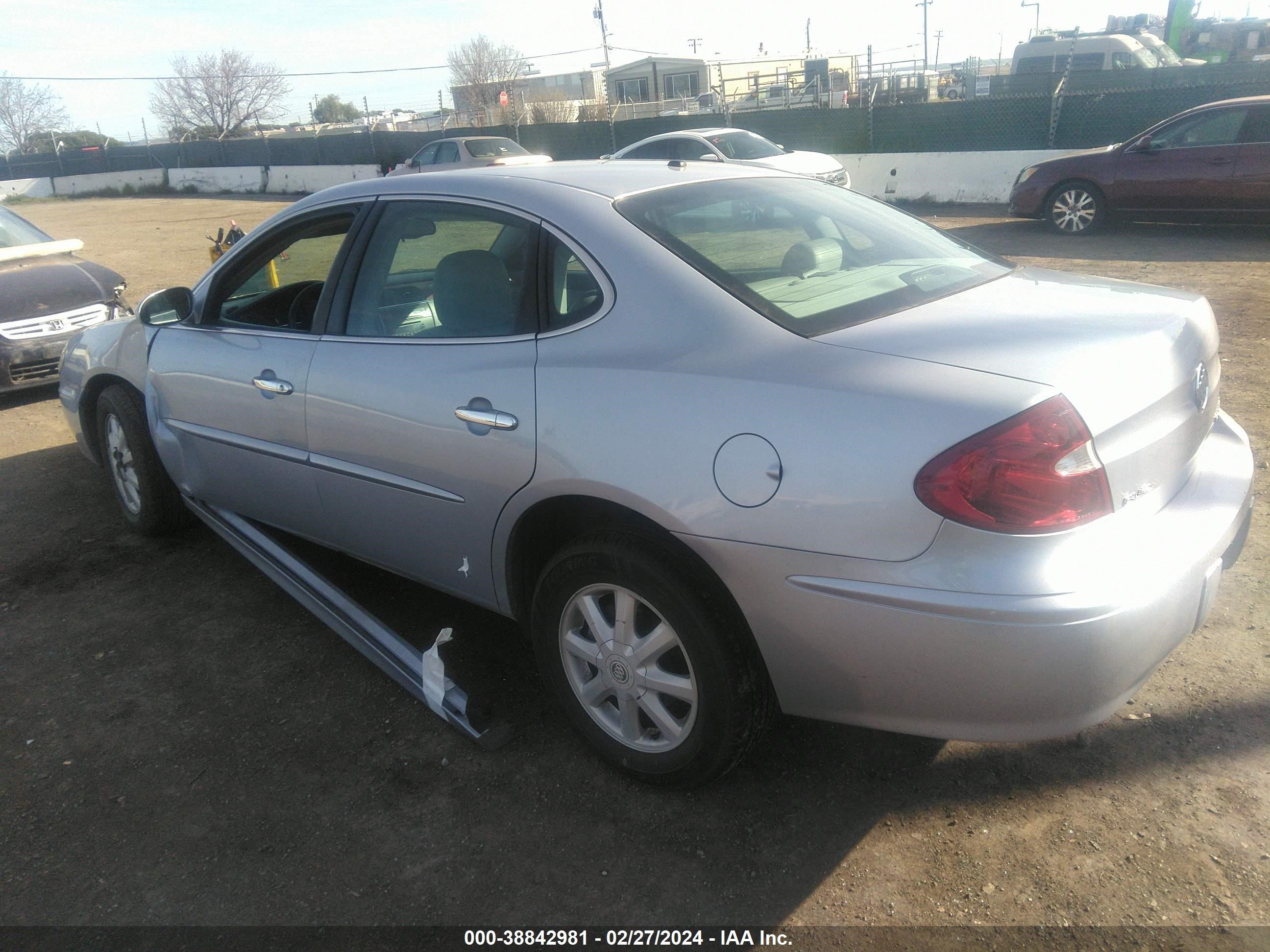 Photo 2 VIN: 2G4WD532651233705 - BUICK LACROSSE 