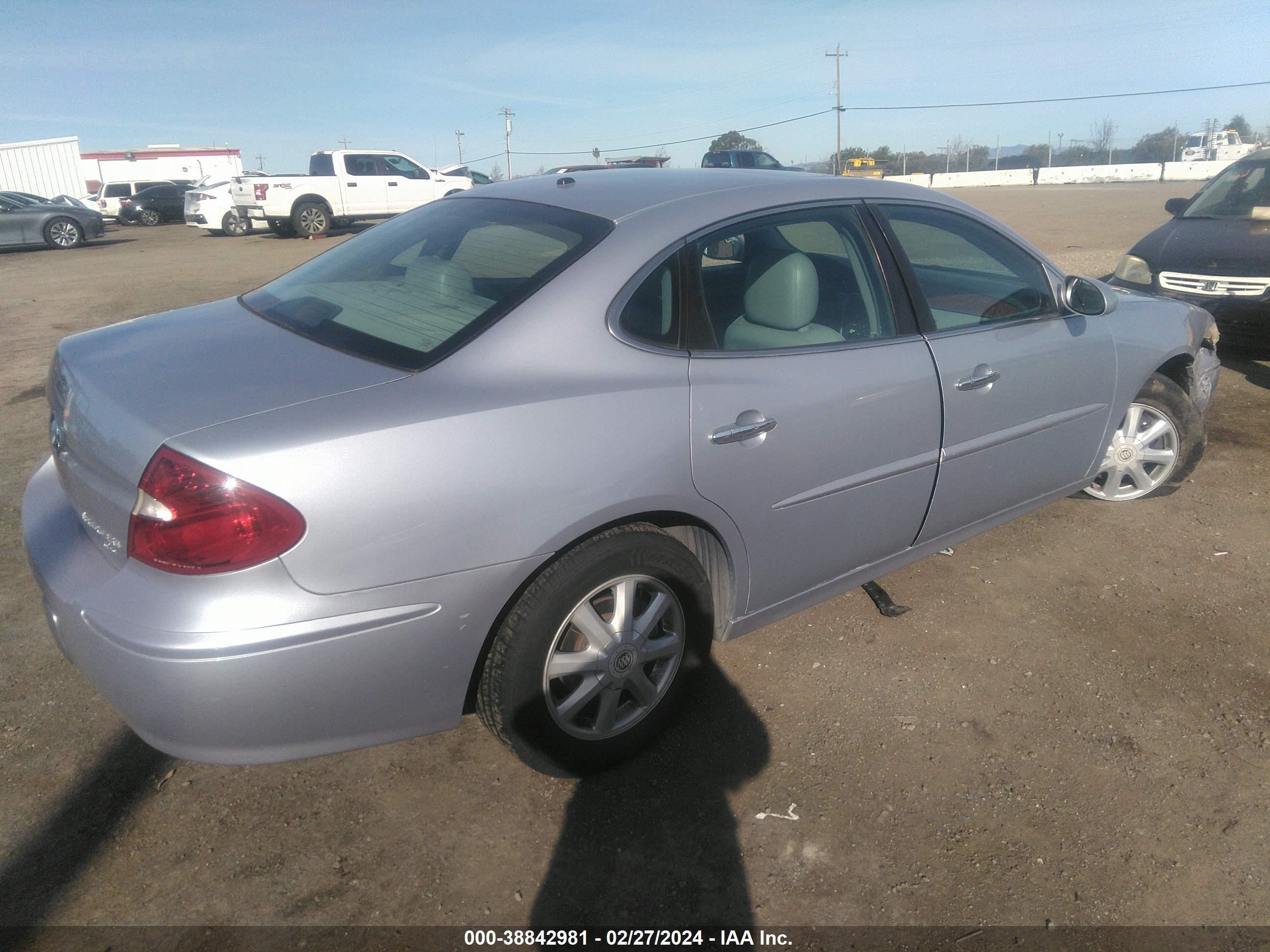 Photo 3 VIN: 2G4WD532651233705 - BUICK LACROSSE 