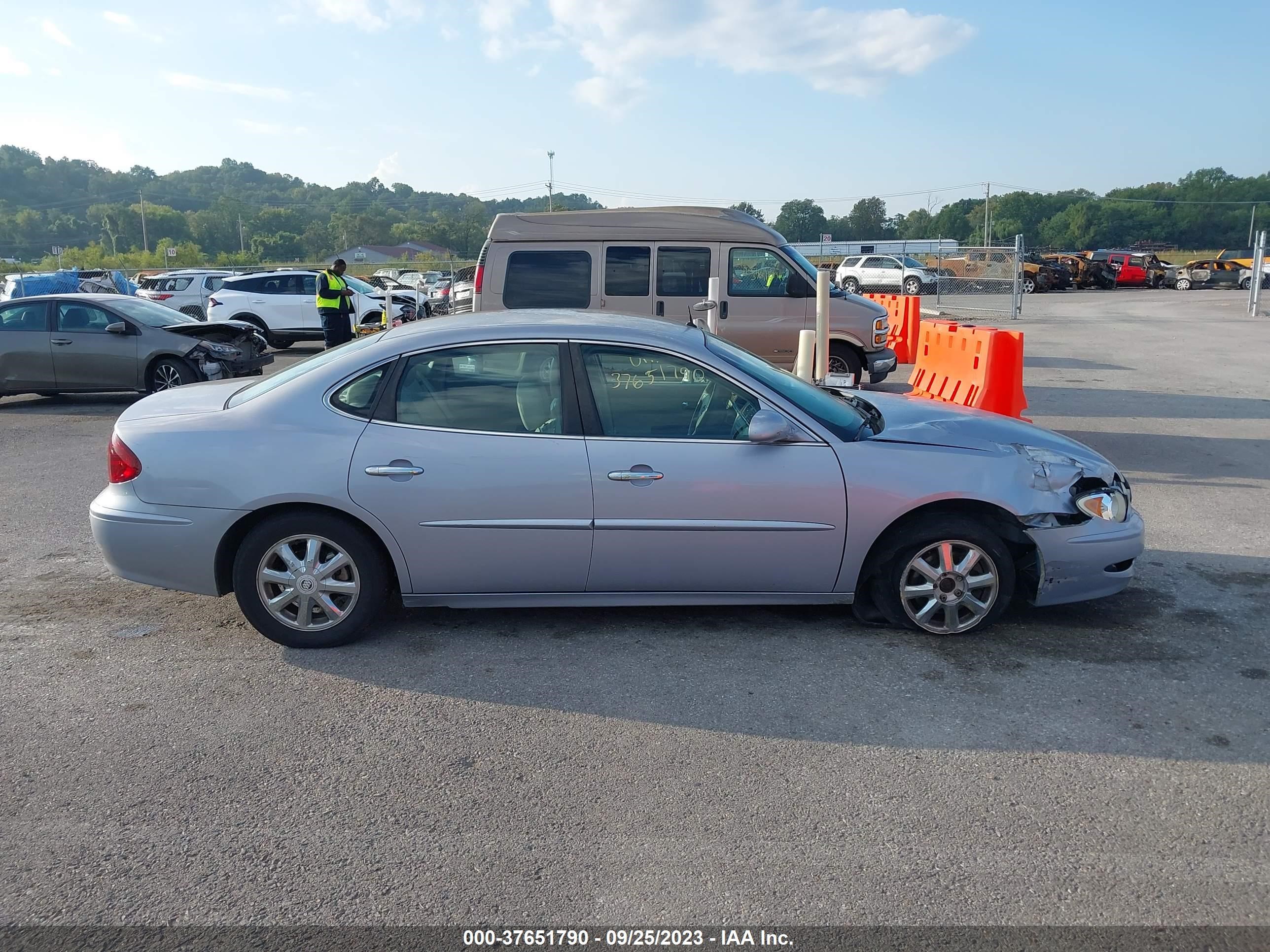 Photo 12 VIN: 2G4WD532751215522 - BUICK LACROSSE 