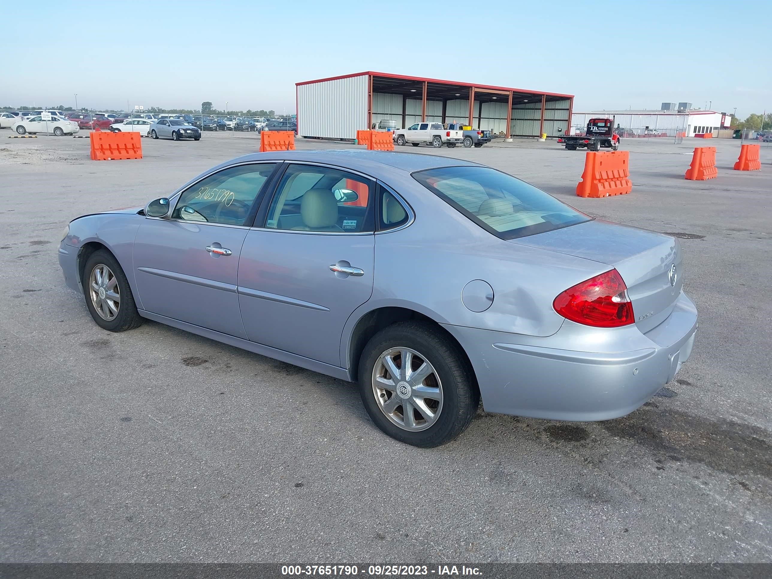 Photo 2 VIN: 2G4WD532751215522 - BUICK LACROSSE 