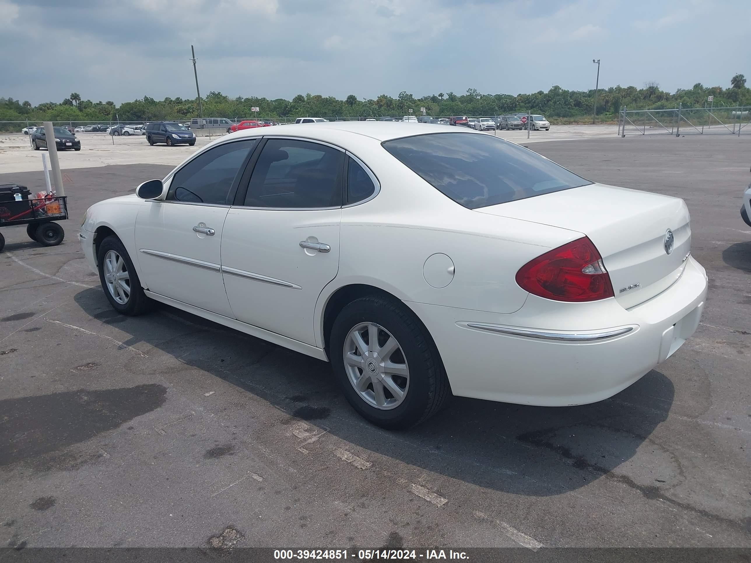 Photo 2 VIN: 2G4WD532X51294393 - BUICK LACROSSE 