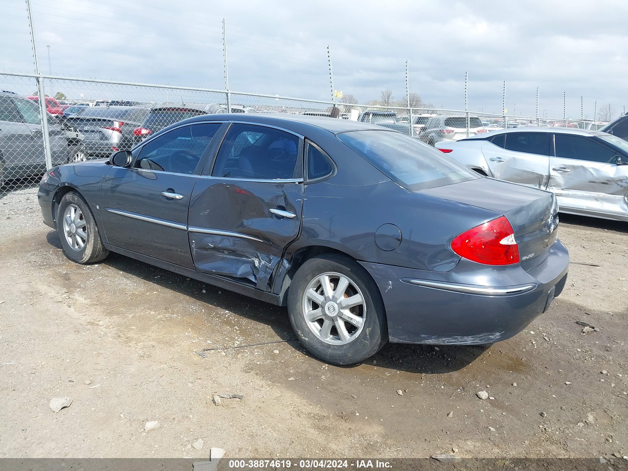 Photo 2 VIN: 2G4WD582181207929 - BUICK LACROSSE 