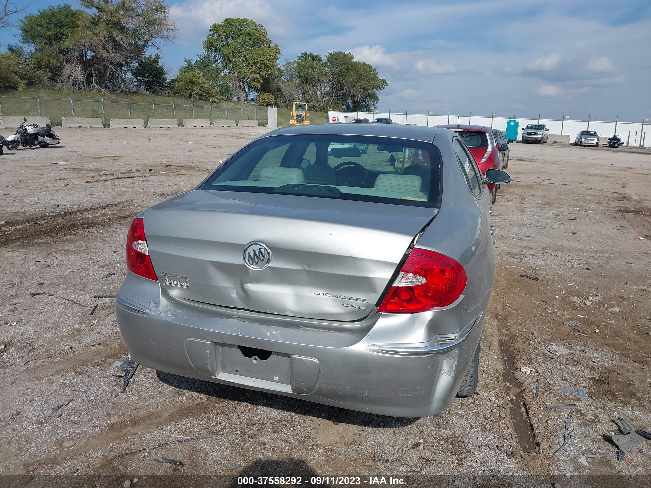 Photo 5 VIN: 2G4WD582981148032 - BUICK LACROSSE 