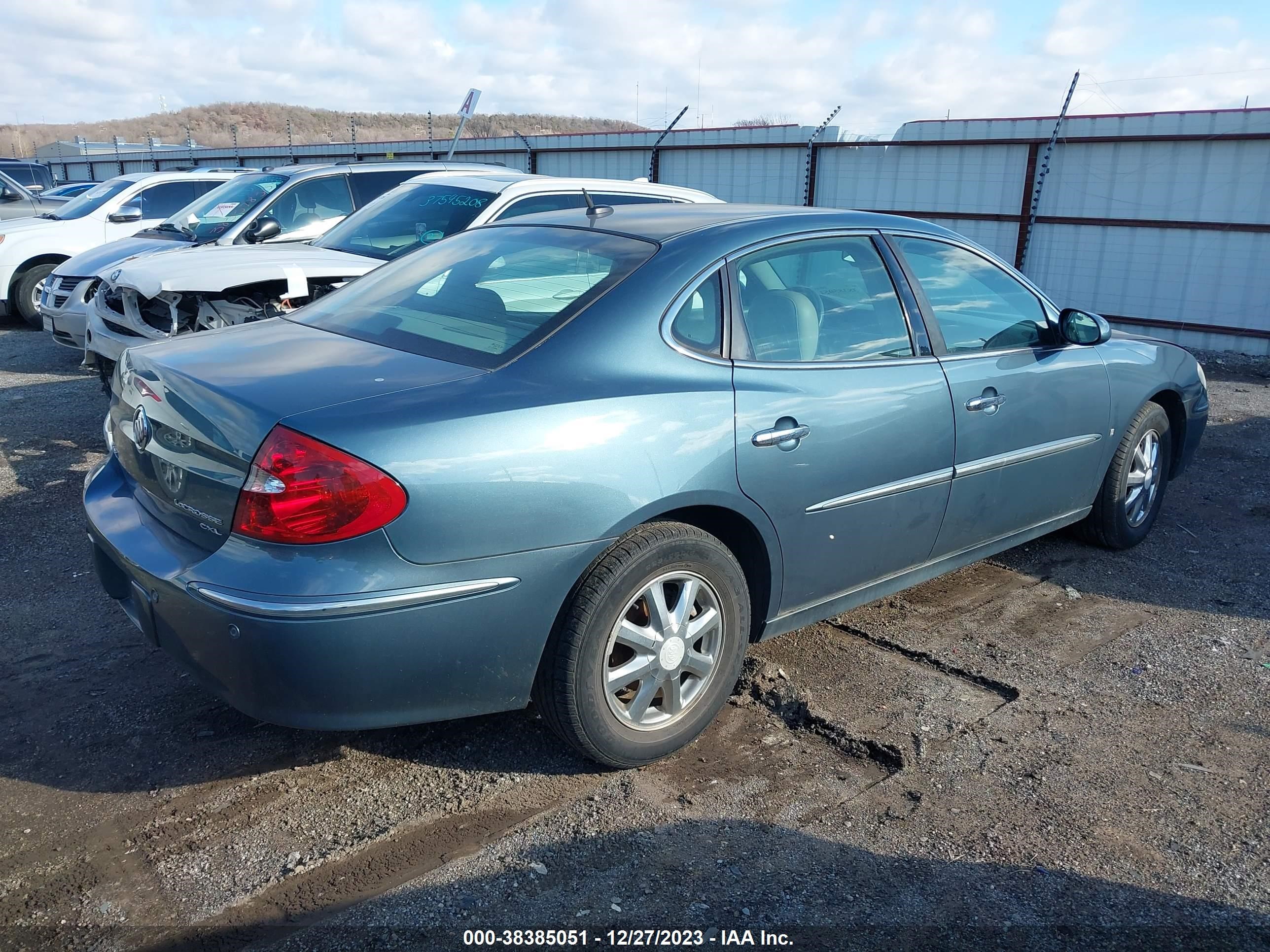 Photo 3 VIN: 2G4WD582X61236116 - BUICK LACROSSE 