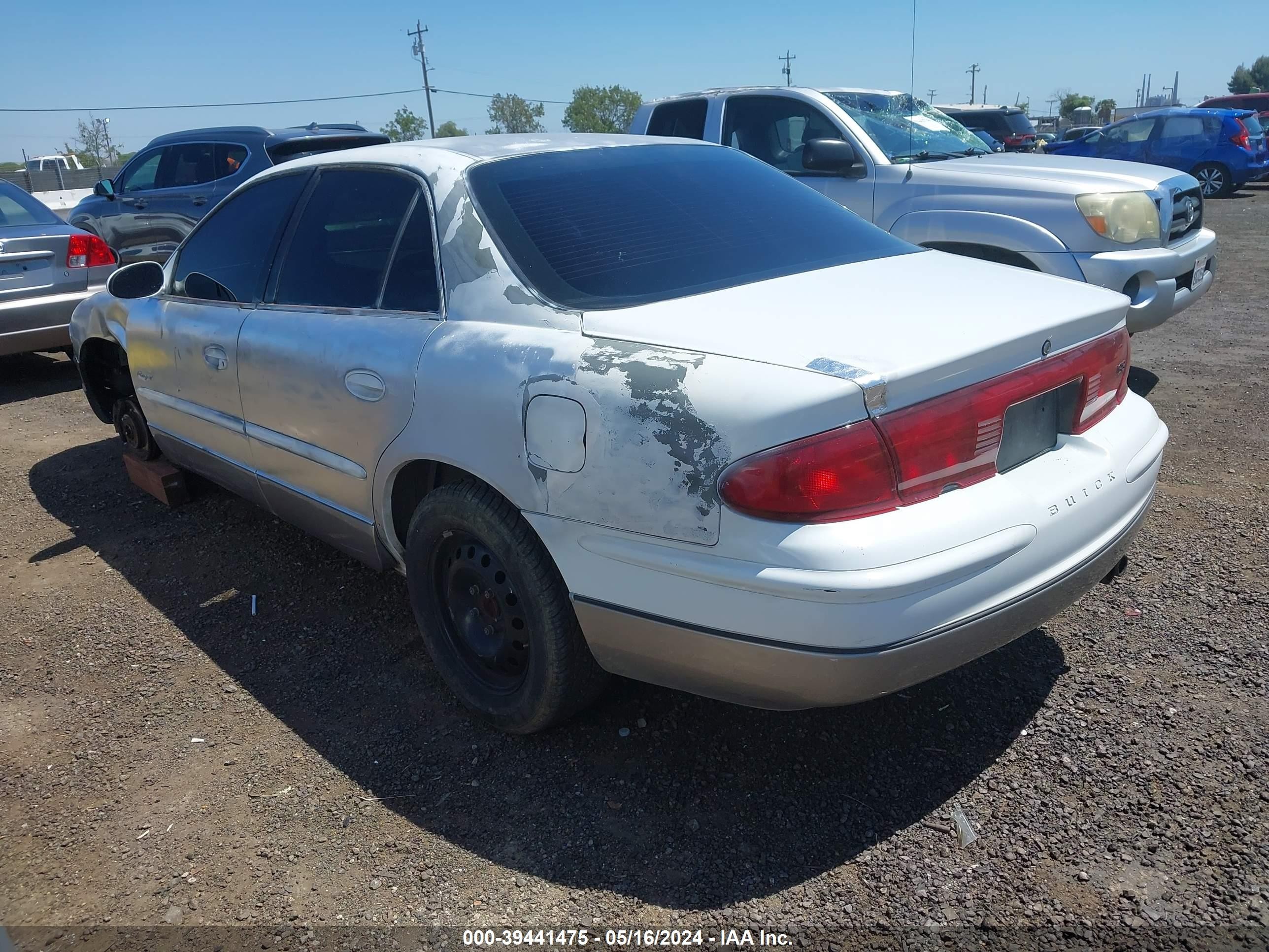 Photo 2 VIN: 2G4WF5215V1470091 - BUICK REGAL 