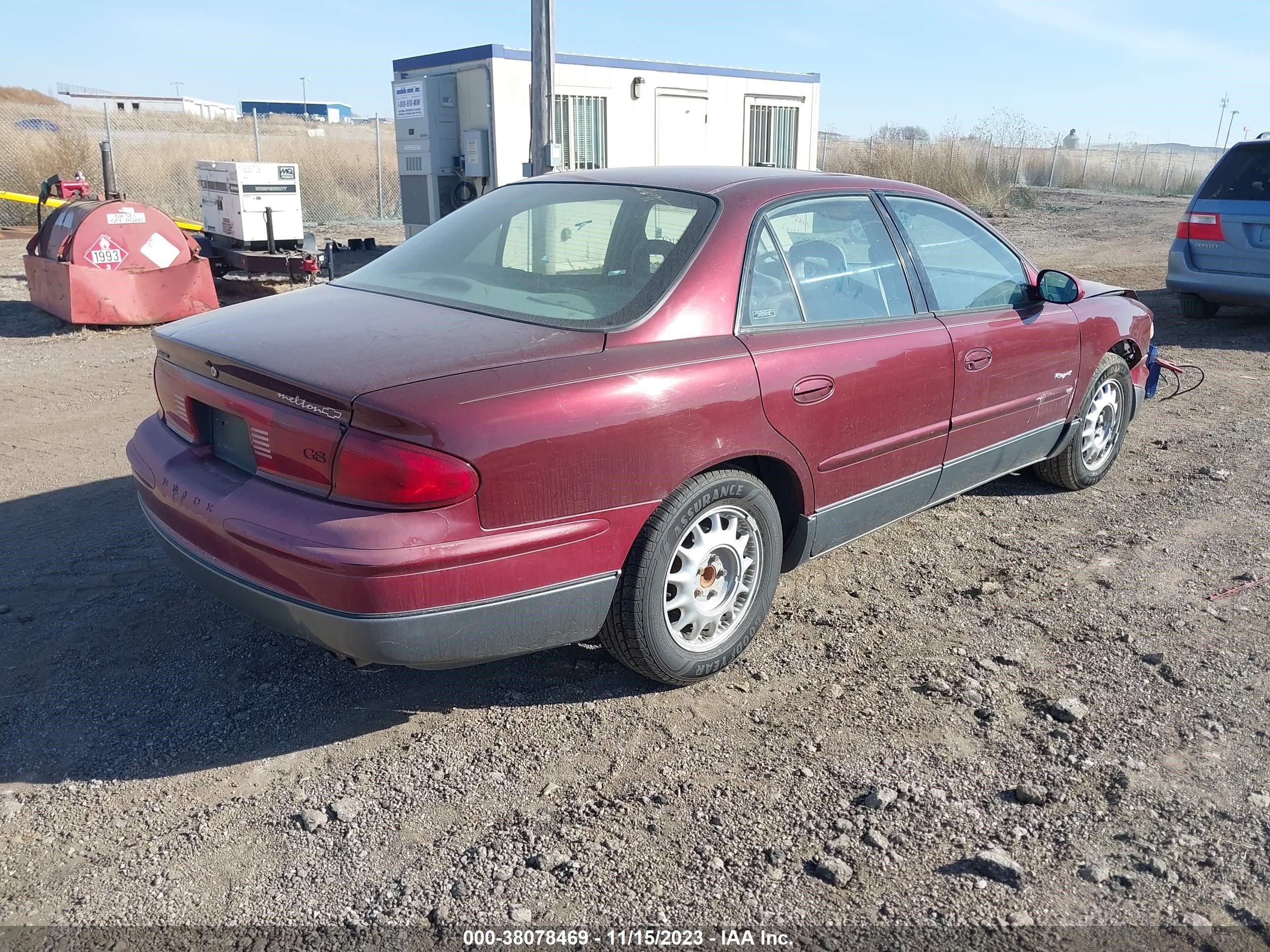 Photo 3 VIN: 2G4WF5513Y1140580 - BUICK REGAL 