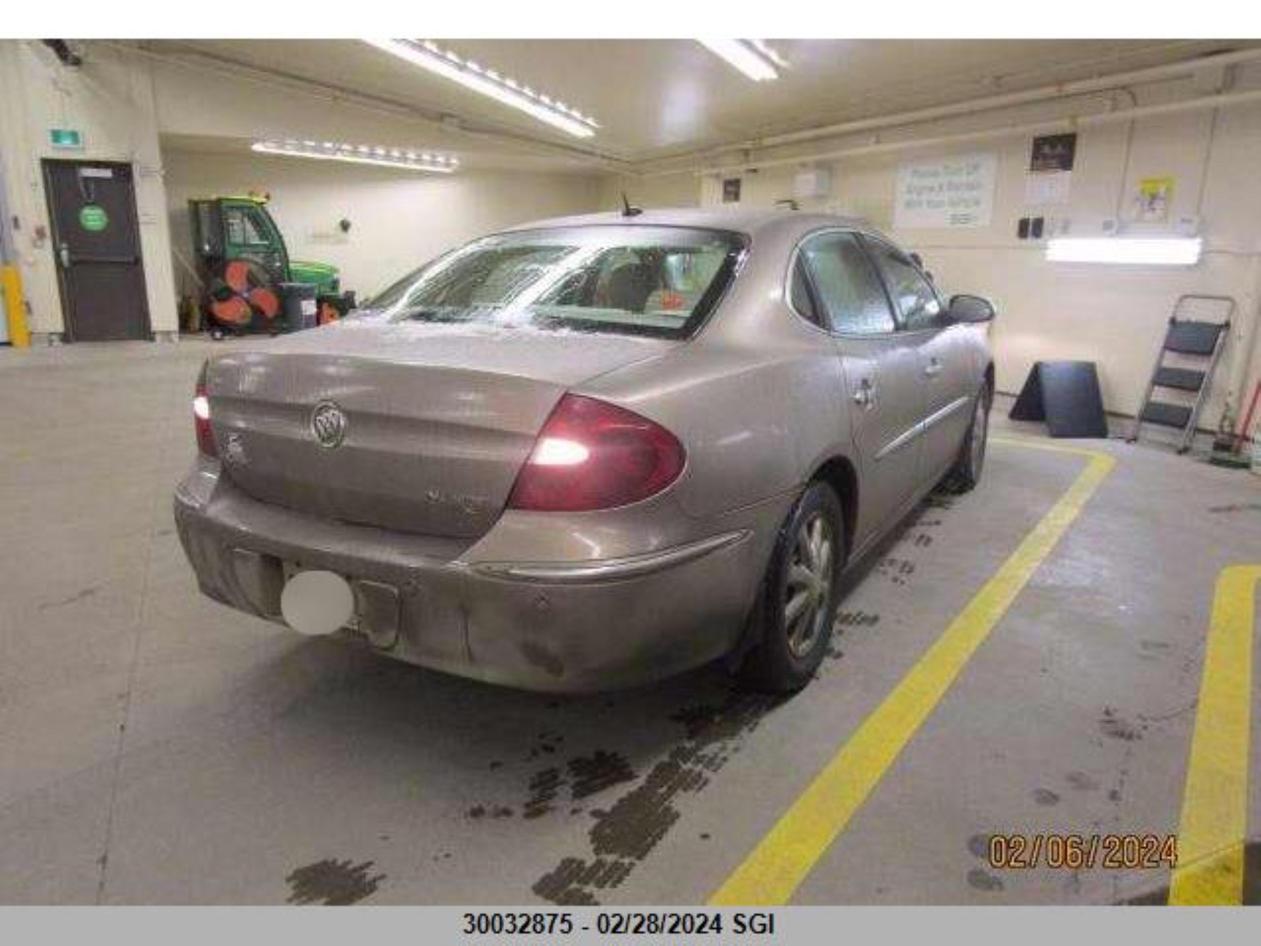 Photo 2 VIN: 2G4WJ582061128807 - BUICK ALLURE 