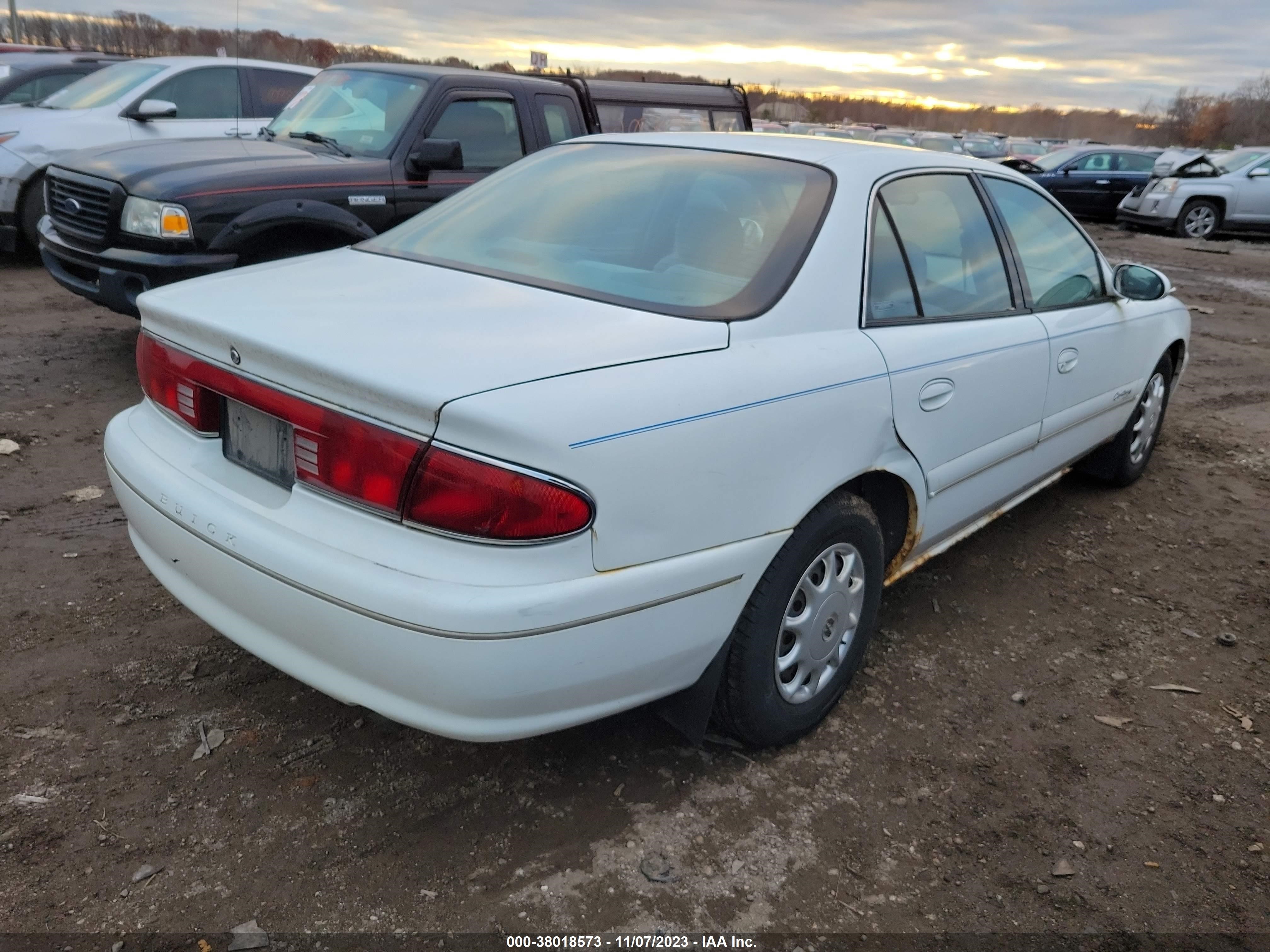 Photo 3 VIN: 2G4WS52J8Y1108689 - BUICK CENTURY 