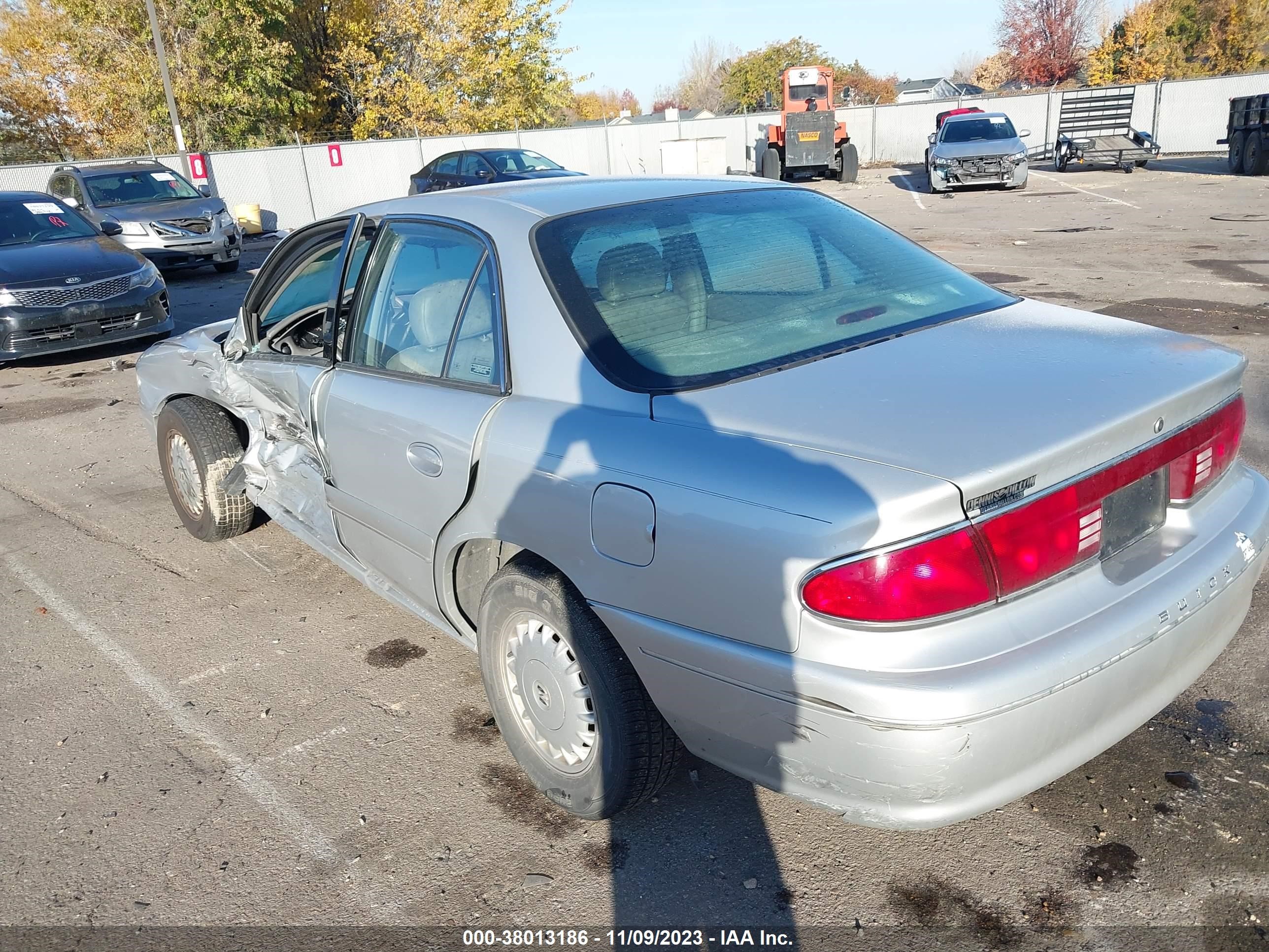 Photo 2 VIN: 2G4WY55J3Y1179597 - BUICK CENTURY 