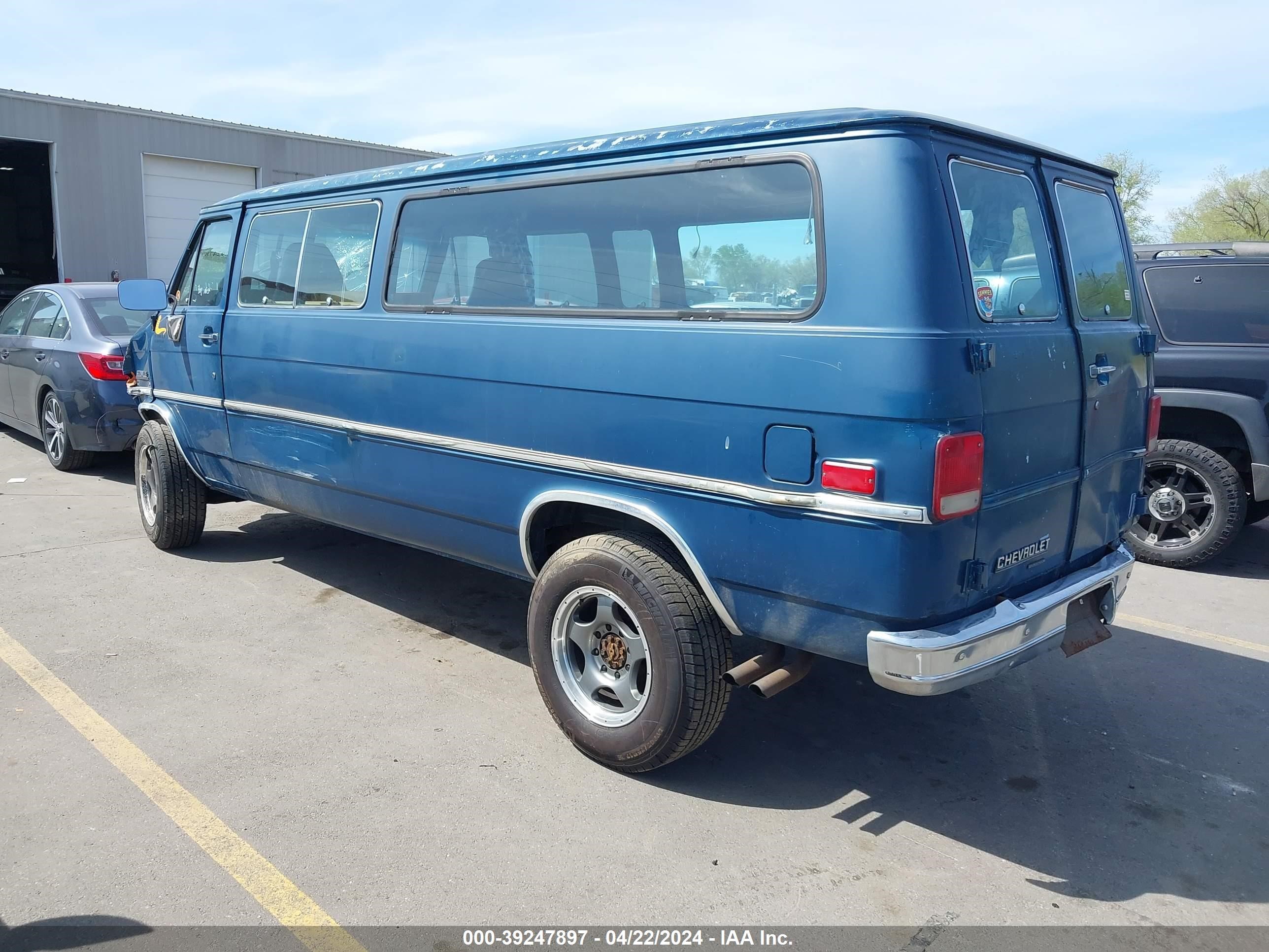 Photo 2 VIN: 2GAGG39N7L4144493 - CHEVROLET VAN 