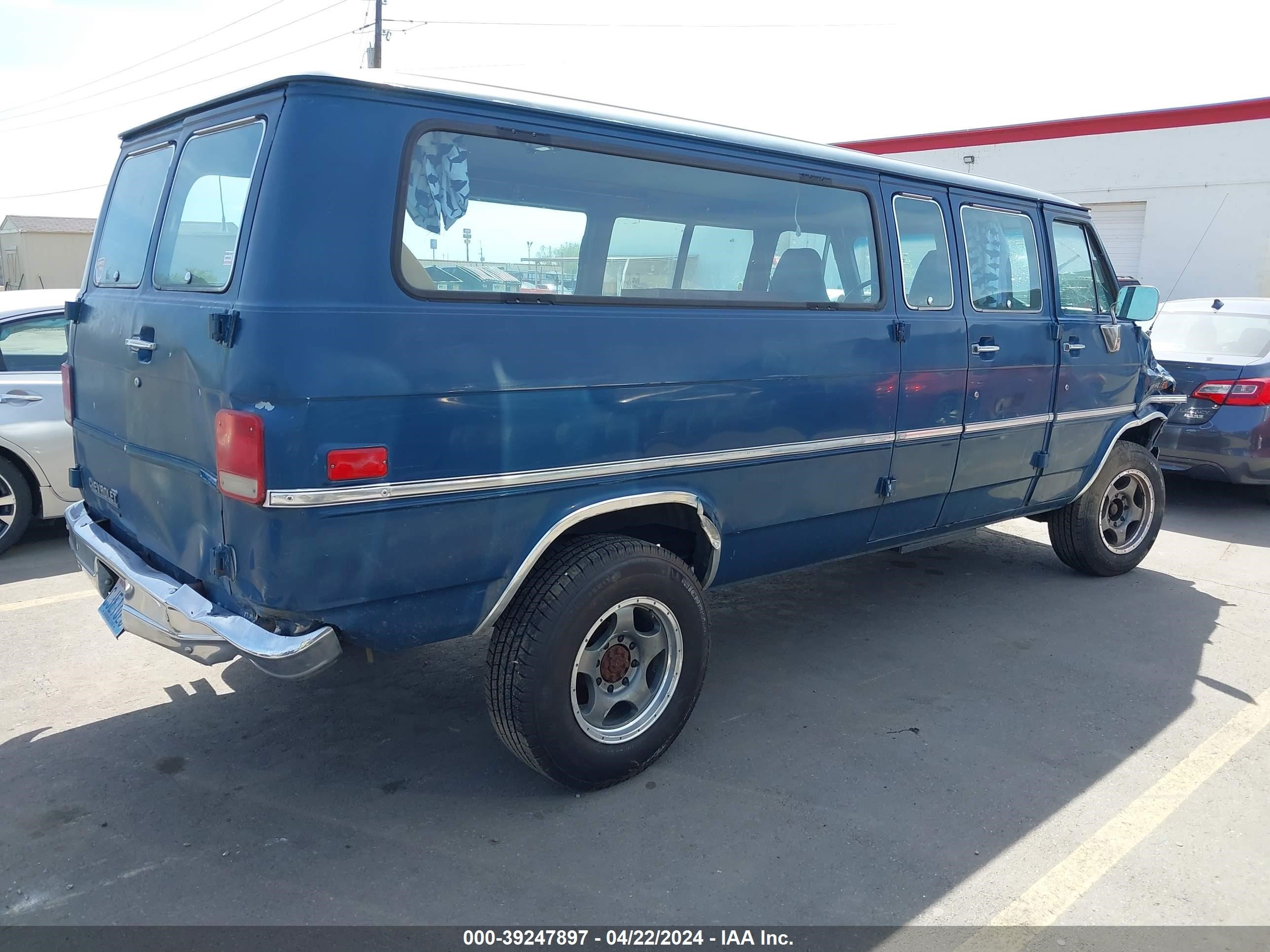 Photo 3 VIN: 2GAGG39N7L4144493 - CHEVROLET VAN 