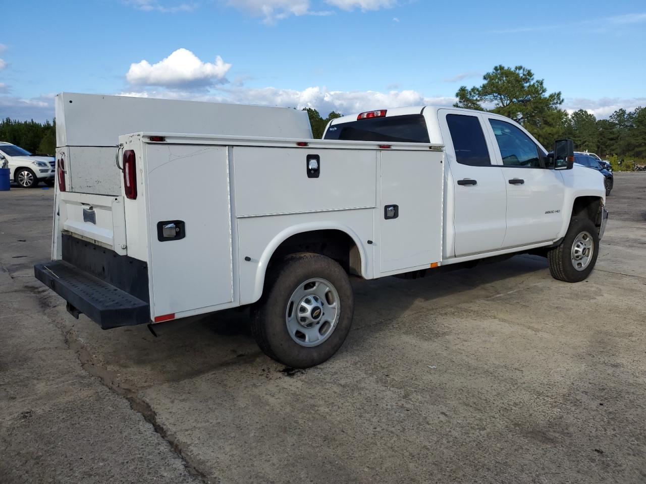 Photo 2 VIN: 2GB2CREG2K1220942 - CHEVROLET SILVERADO 