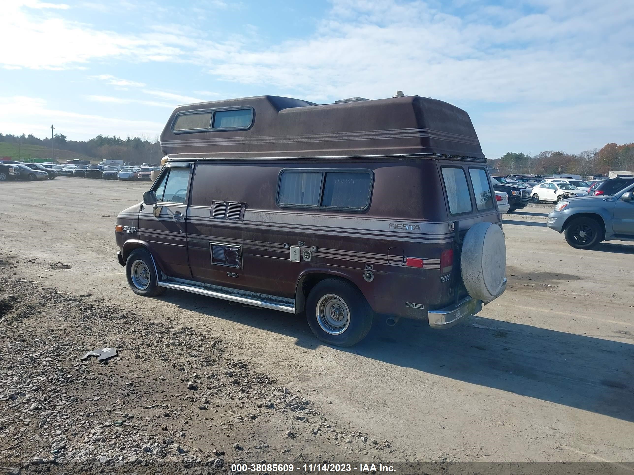 Photo 2 VIN: 2GBEG25H0J4151277 - CHEVROLET VAN 