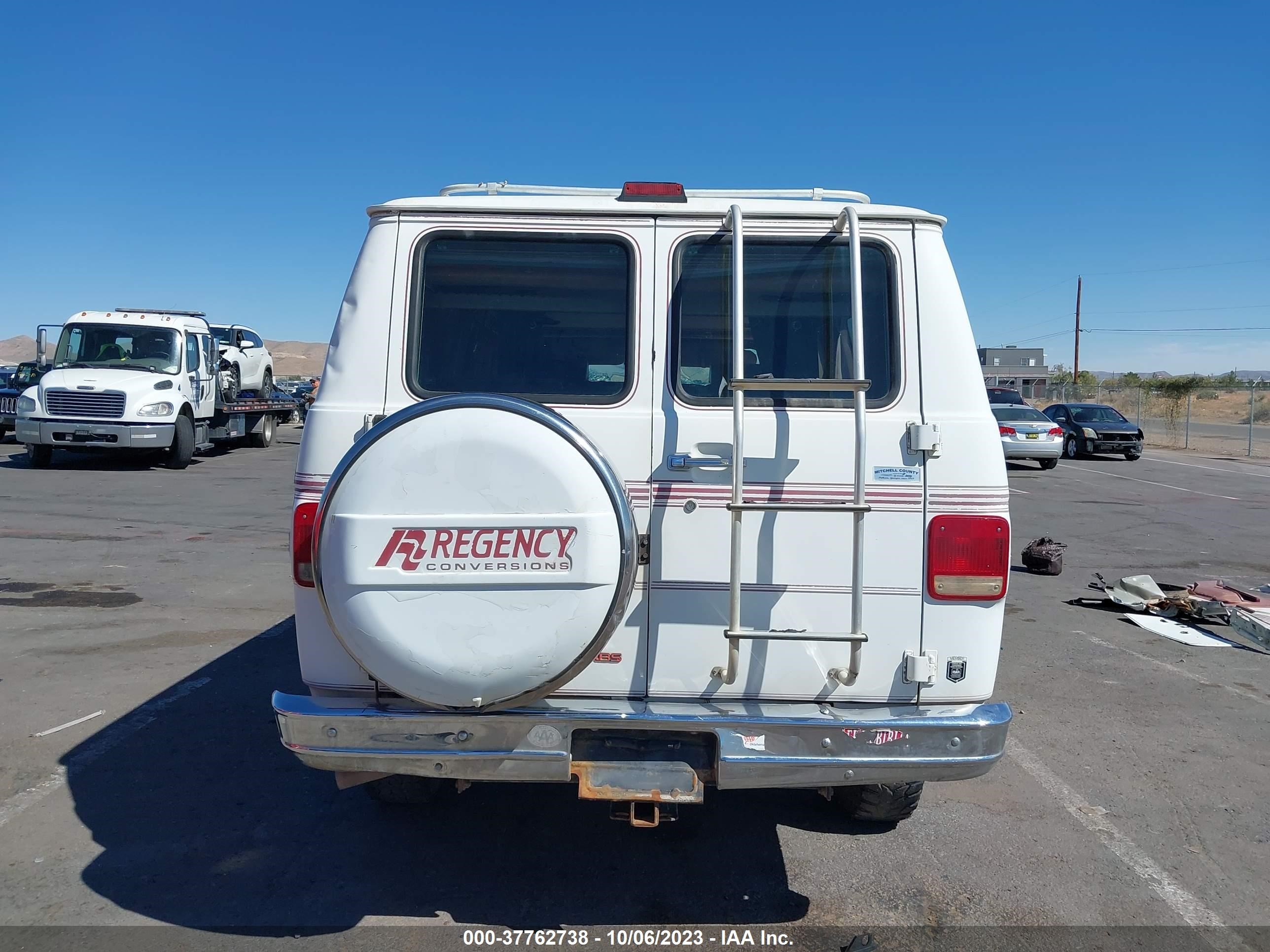 Photo 16 VIN: 2GBEG25KXP4102866 - CHEVROLET VAN 