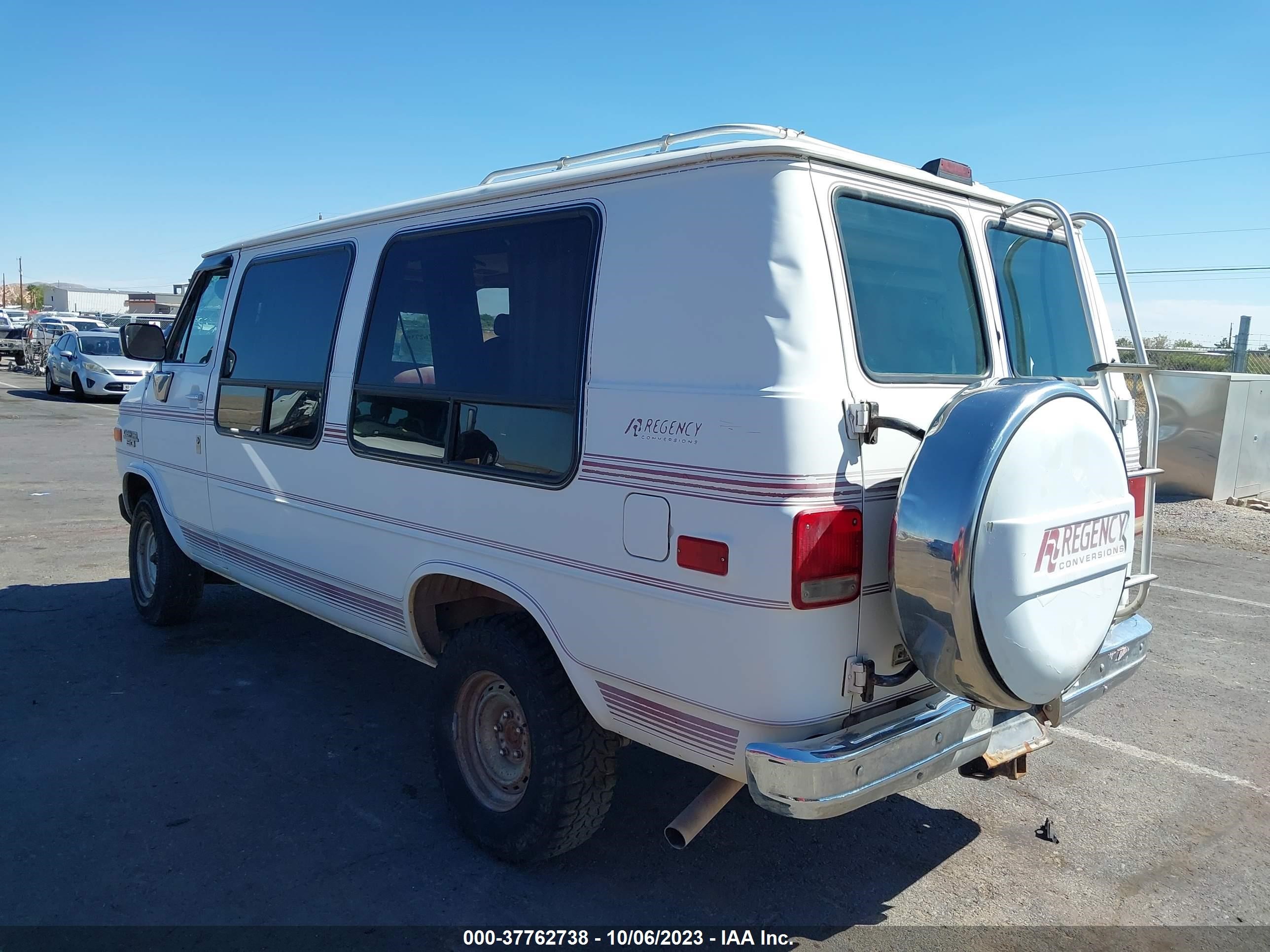 Photo 2 VIN: 2GBEG25KXP4102866 - CHEVROLET VAN 