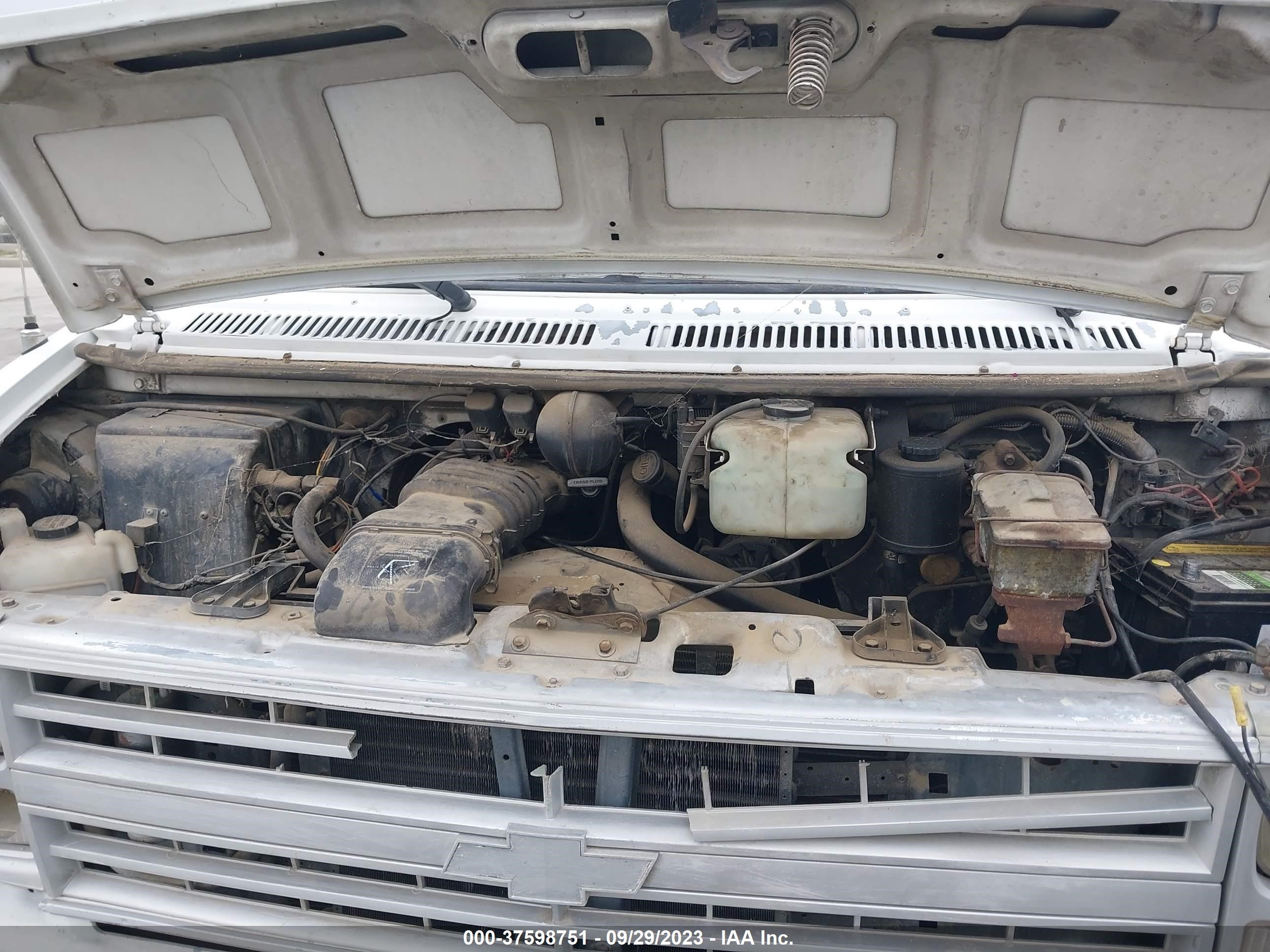 Photo 9 VIN: 2GBHG31K8J4128897 - CHEVROLET VAN 