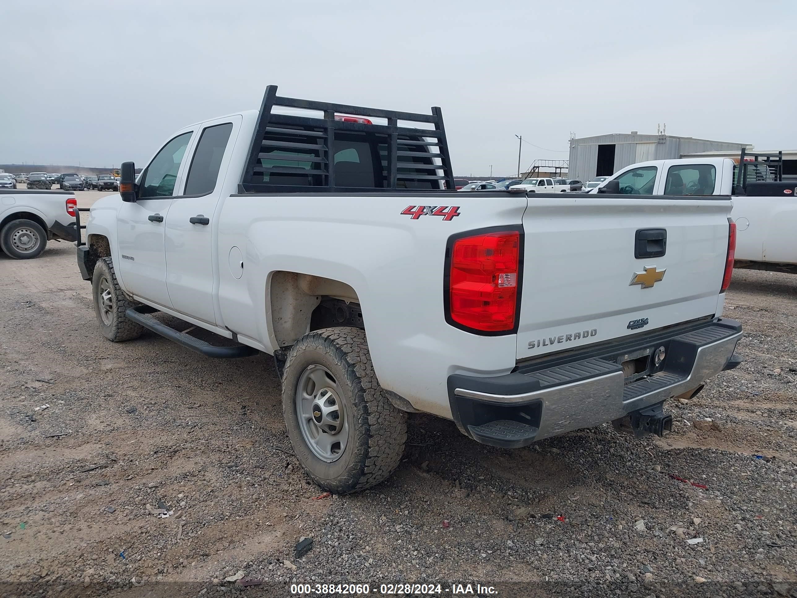 Photo 2 VIN: 2GC2KREG1K1192369 - CHEVROLET SILVERADO 