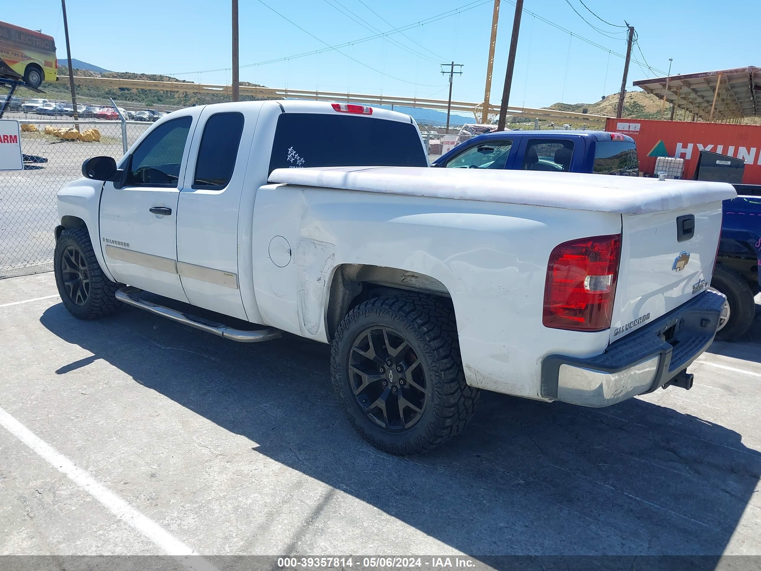 Photo 2 VIN: 2GCEC19J171600734 - CHEVROLET SILVERADO 