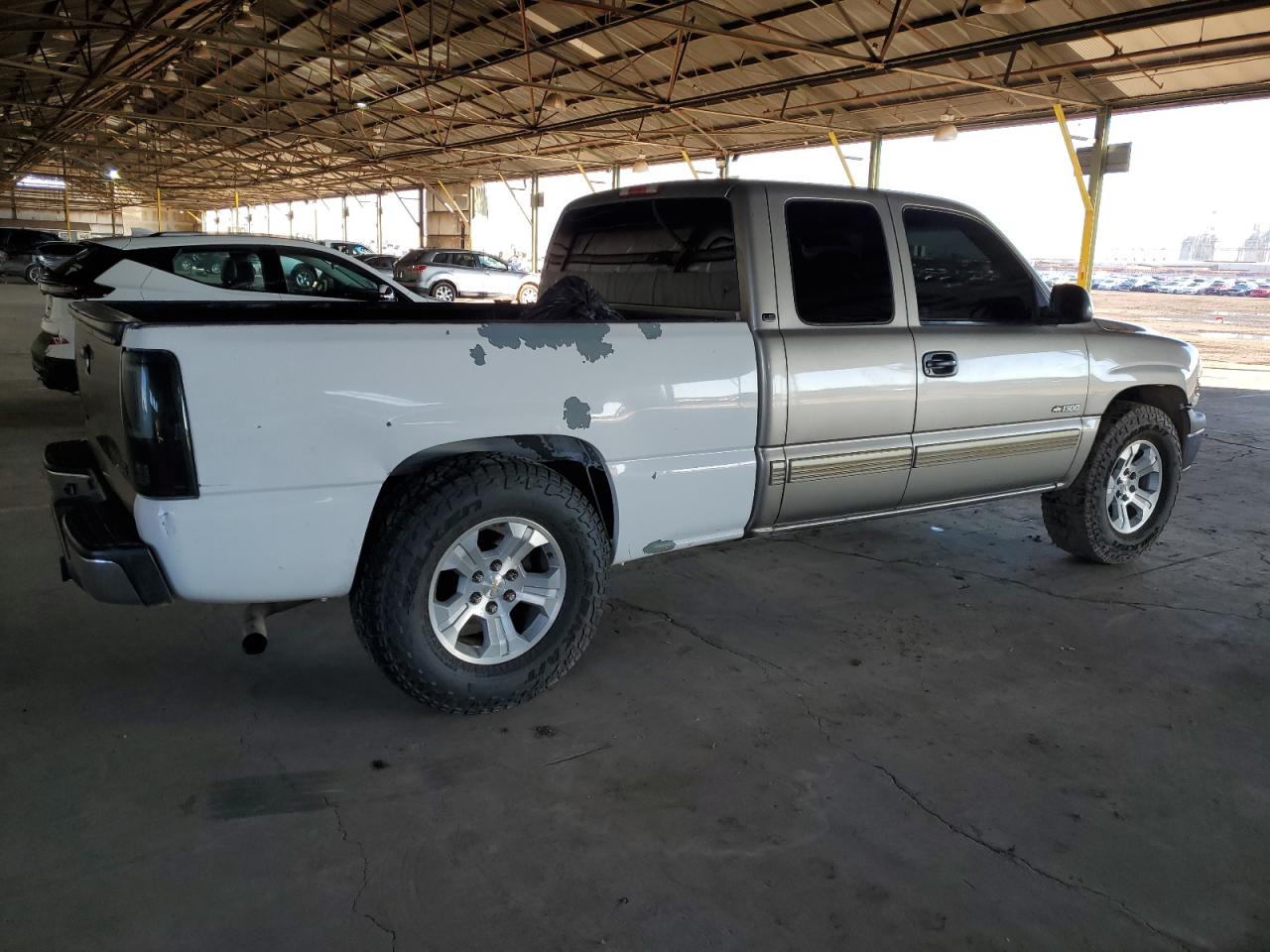 Photo 2 VIN: 2GCEC19T111296975 - CHEVROLET SILVERADO 