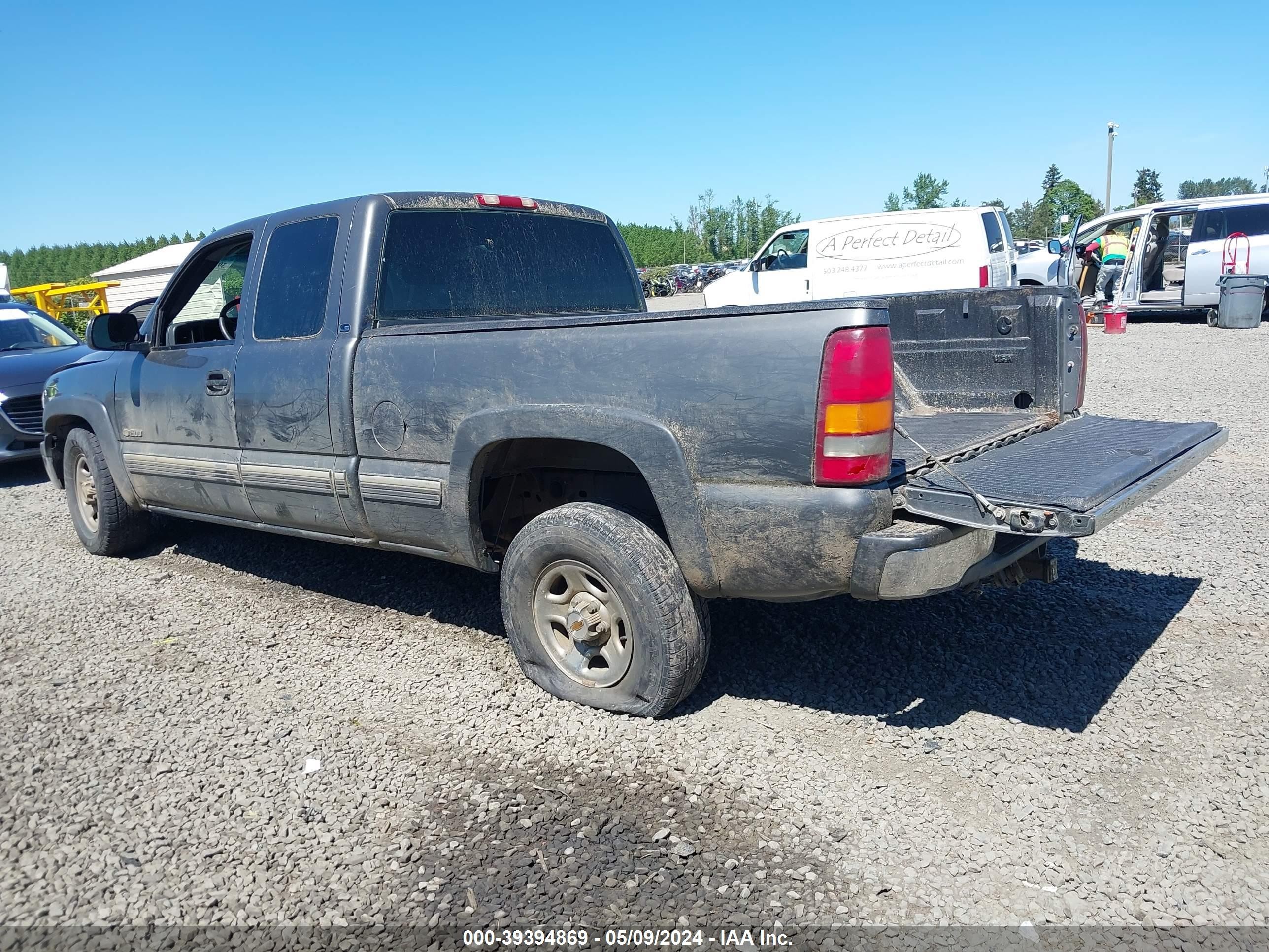 Photo 2 VIN: 2GCEC19TX11205301 - CHEVROLET SILVERADO 