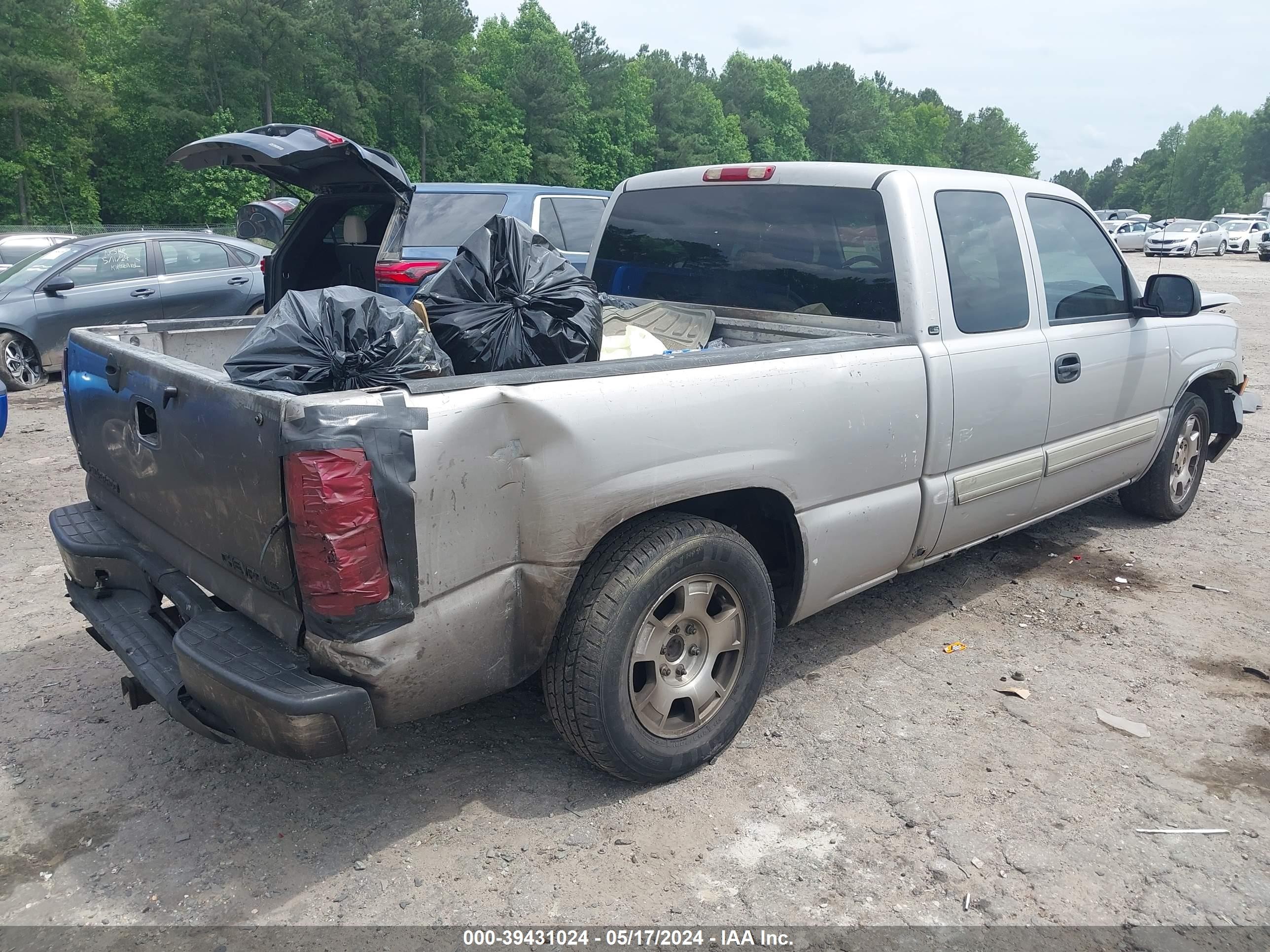 Photo 3 VIN: 2GCEC19TX51126068 - CHEVROLET SILVERADO 