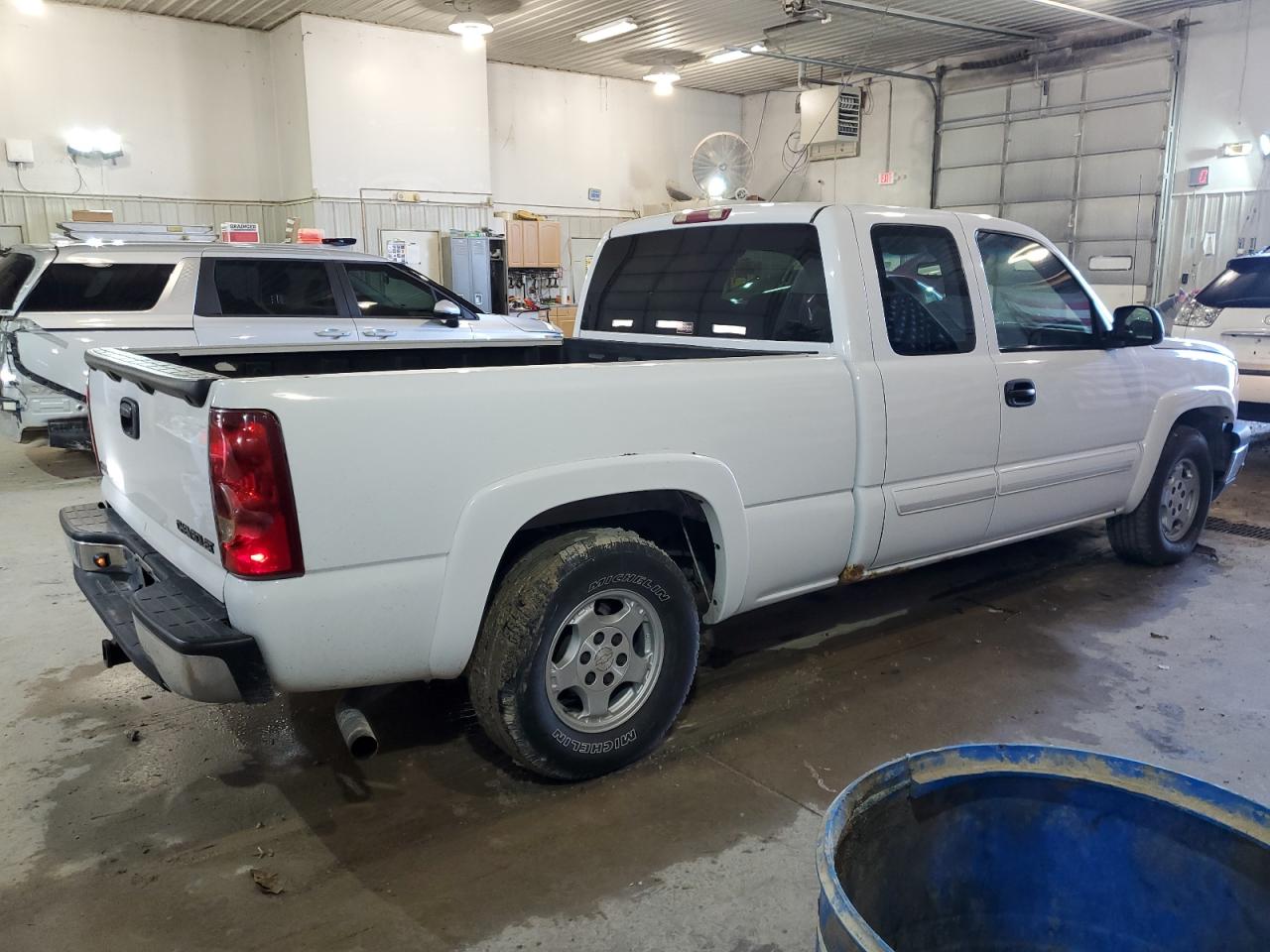 Photo 2 VIN: 2GCEC19V031105020 - CHEVROLET SILVERADO 