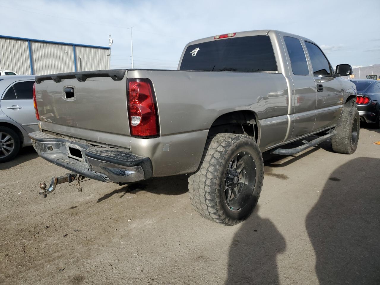 Photo 2 VIN: 2GCEC19V421214370 - CHEVROLET SILVERADO 