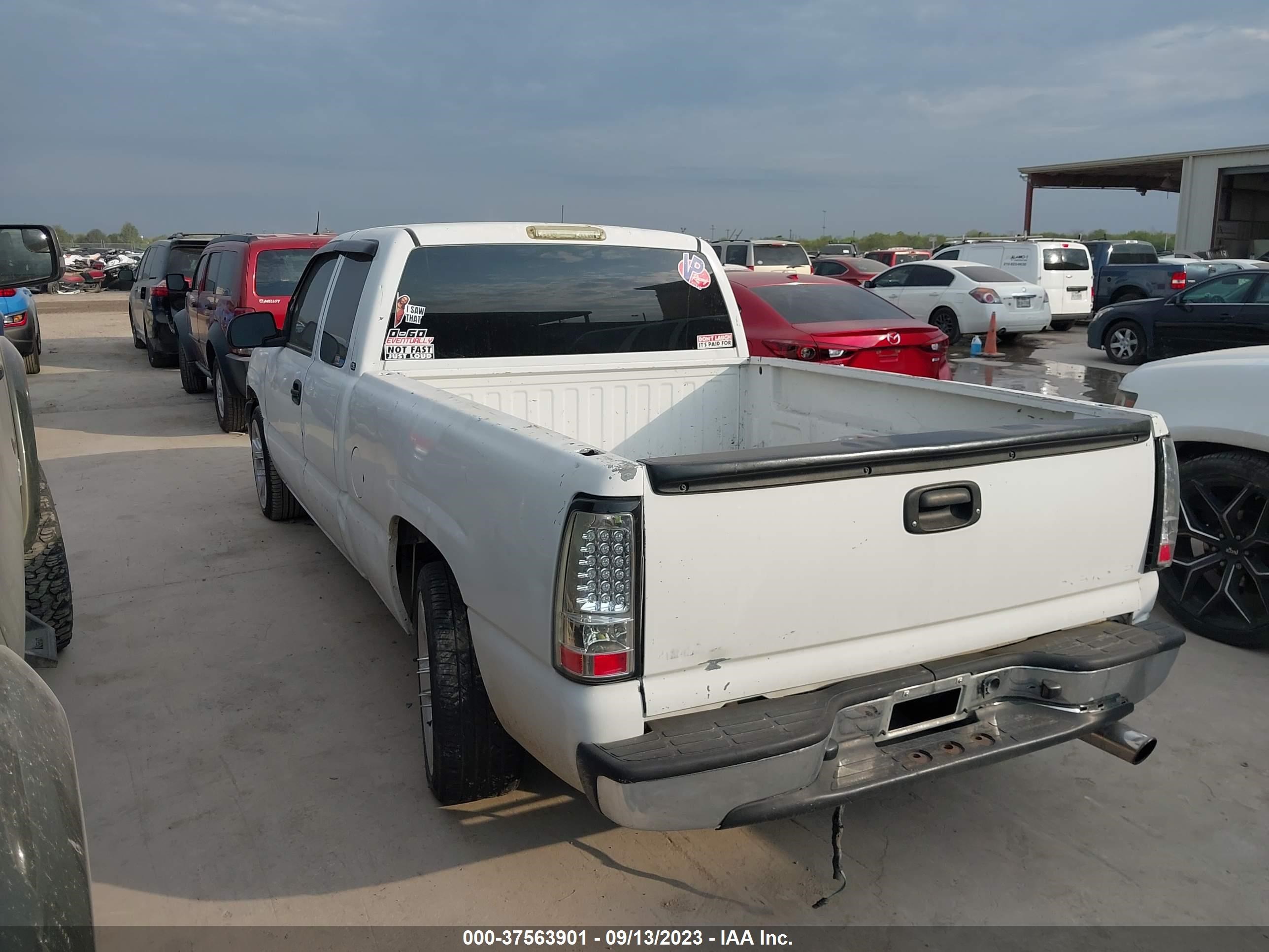 Photo 2 VIN: 2GCEC19V9Y1347778 - CHEVROLET SILVERADO 