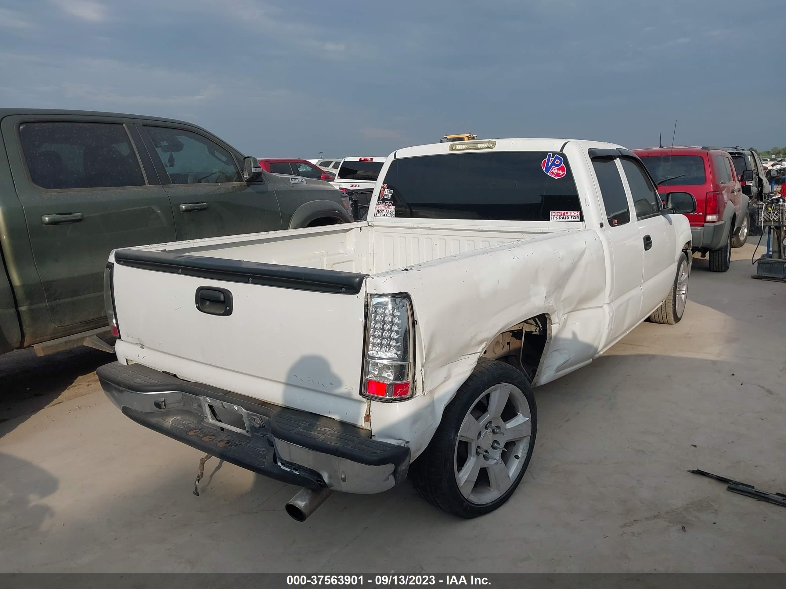 Photo 3 VIN: 2GCEC19V9Y1347778 - CHEVROLET SILVERADO 