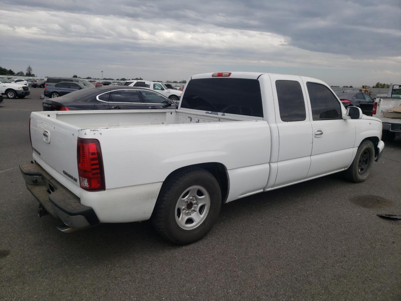 Photo 2 VIN: 2GCEC19VX31181845 - CHEVROLET SILVERADO 