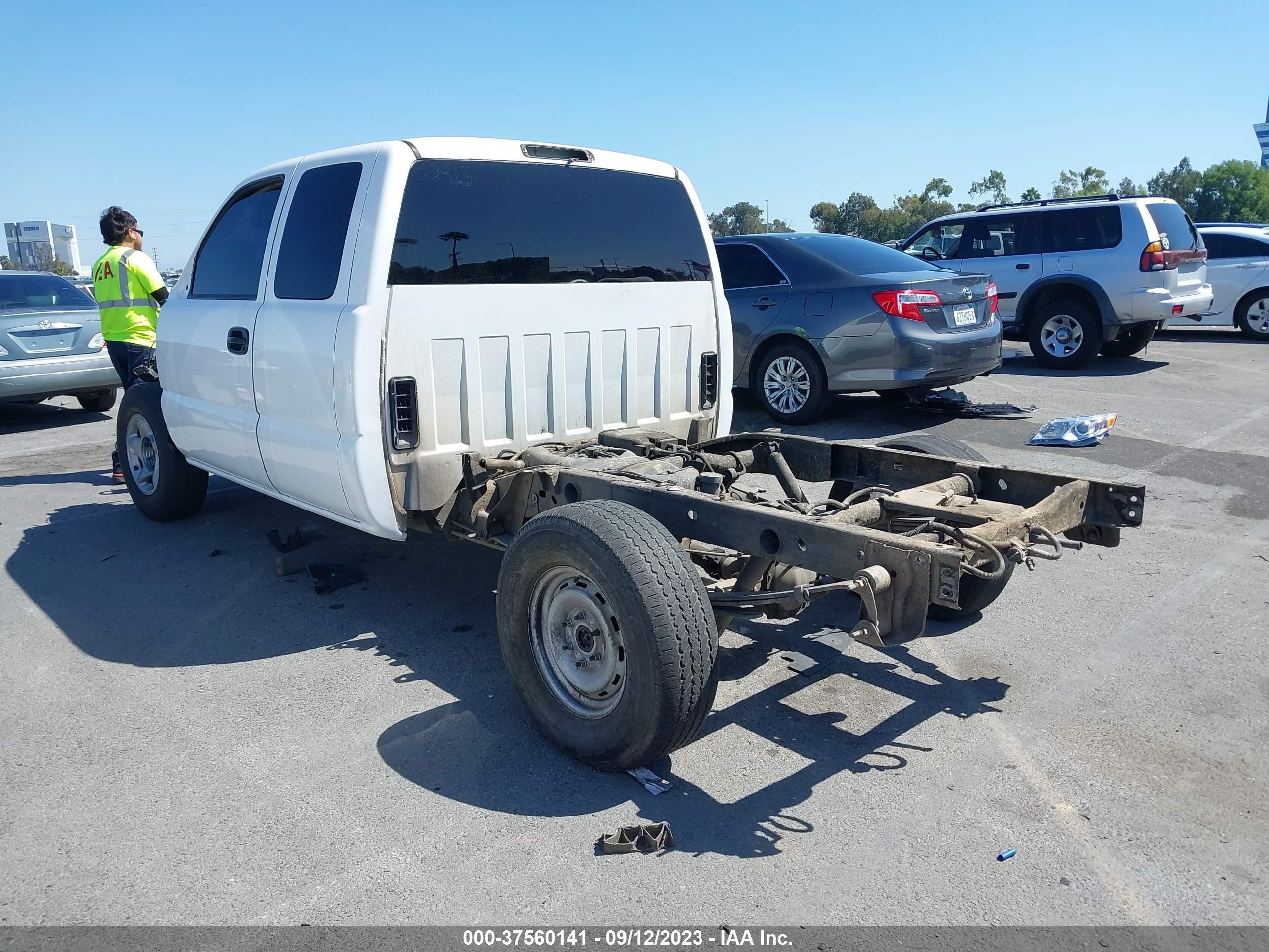 Photo 2 VIN: 2GCEC19VX51332041 - CHEVROLET SILVERADO 