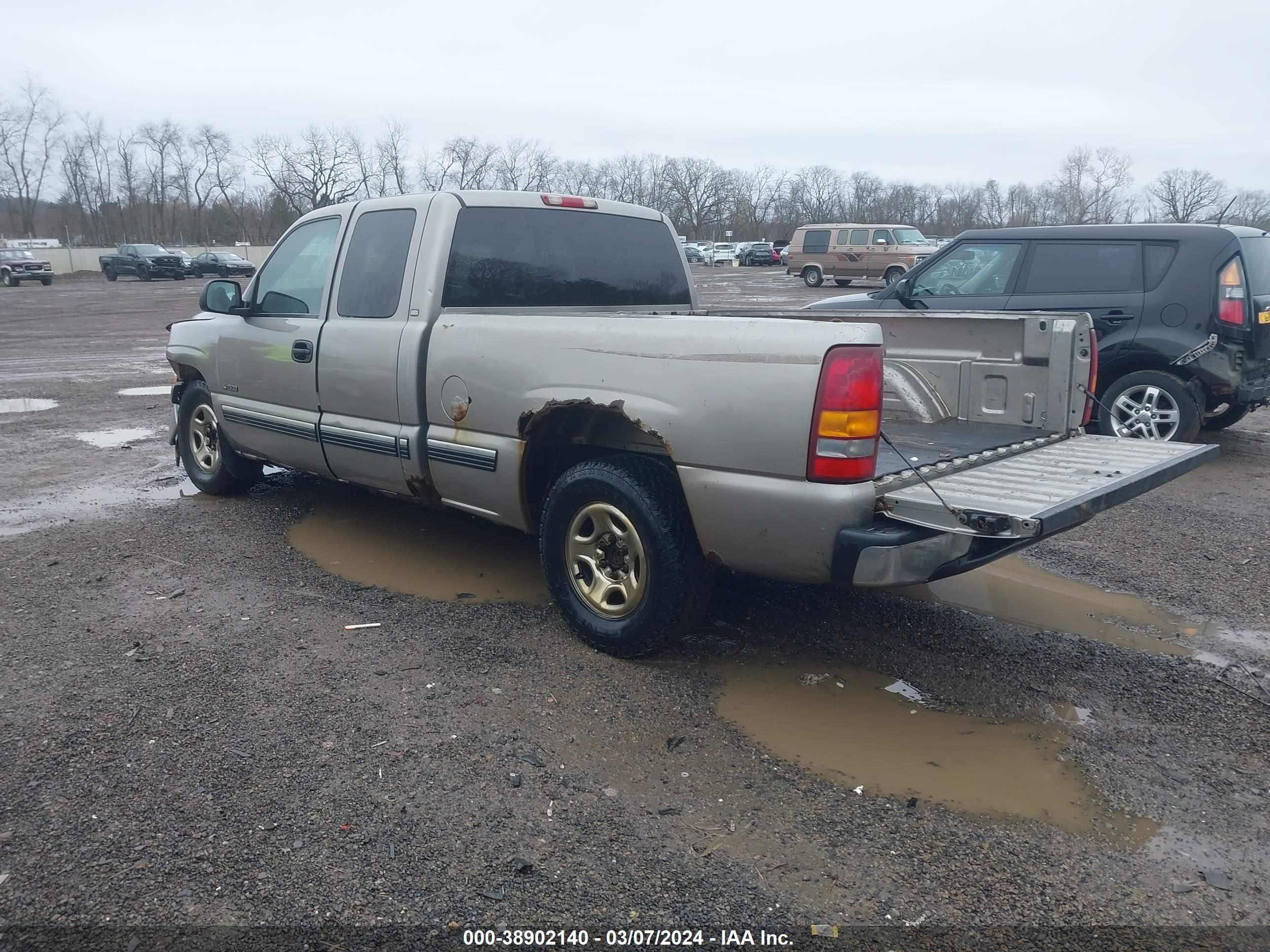 Photo 2 VIN: 2GCEC19W811285398 - CHEVROLET SILVERADO 