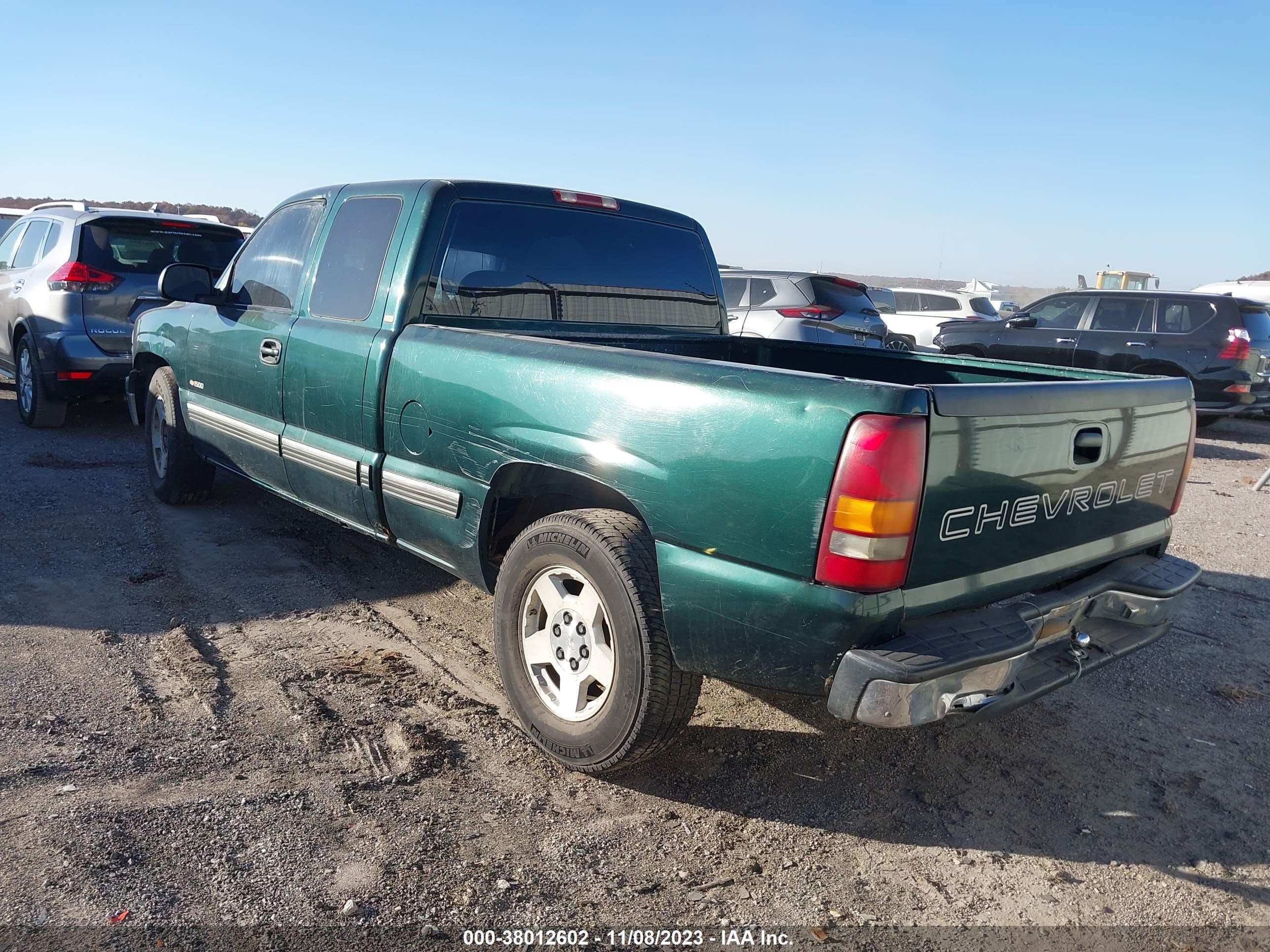 Photo 2 VIN: 2GCEC19WX11187862 - CHEVROLET SILVERADO 