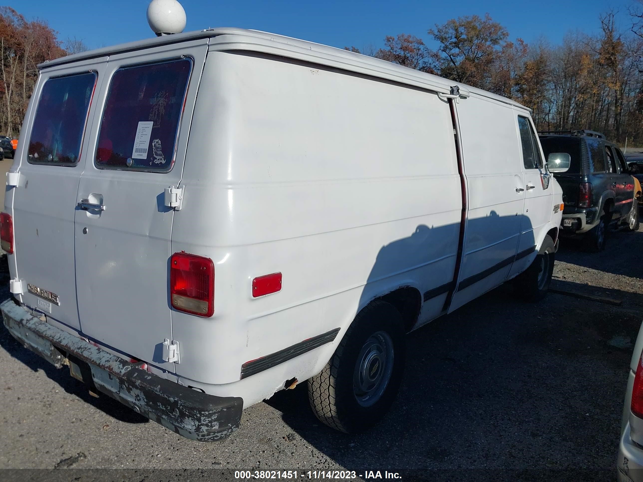 Photo 3 VIN: 2GCEG25K1N4146151 - CHEVROLET VAN 