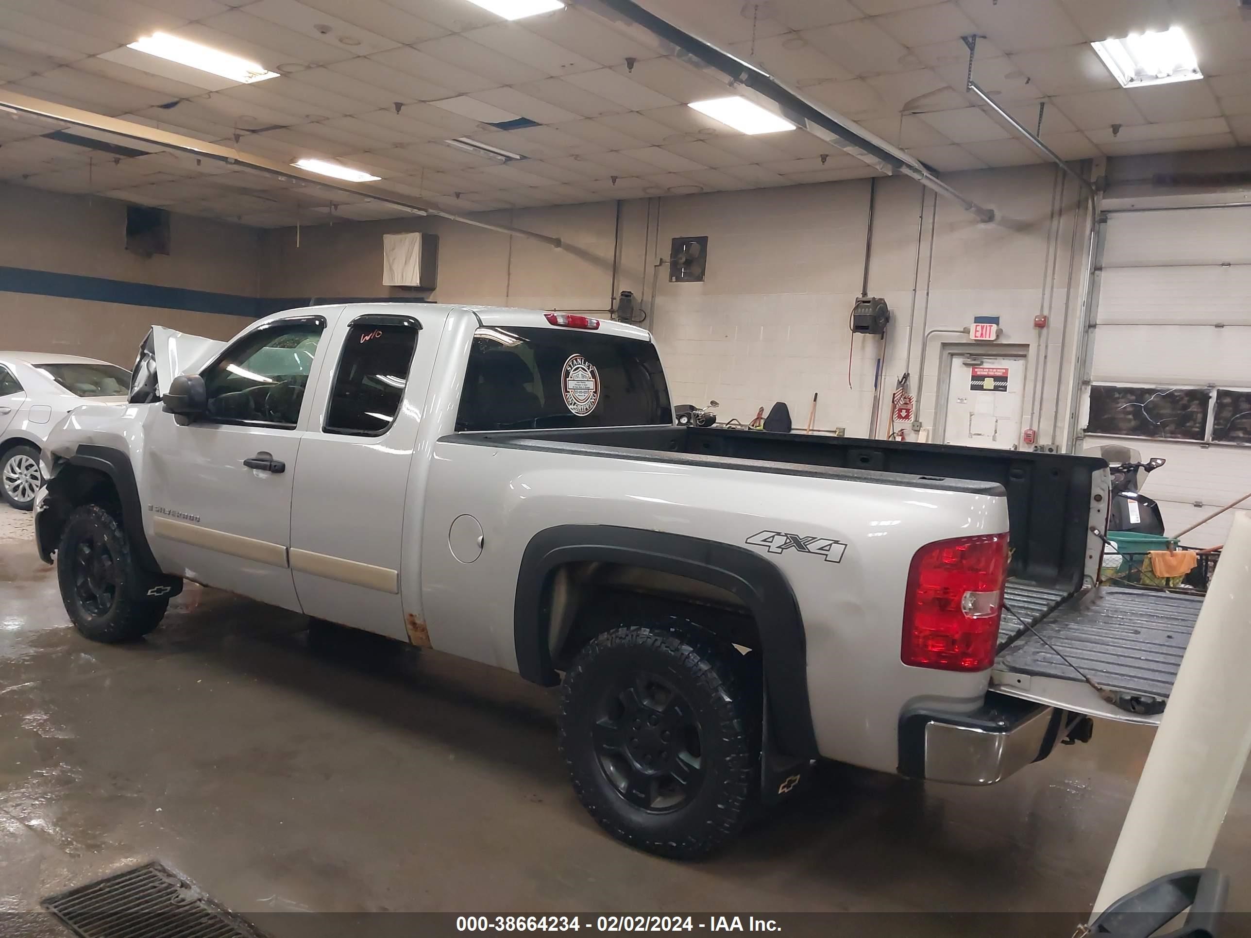 Photo 2 VIN: 2GCEK190081324445 - CHEVROLET SILVERADO 