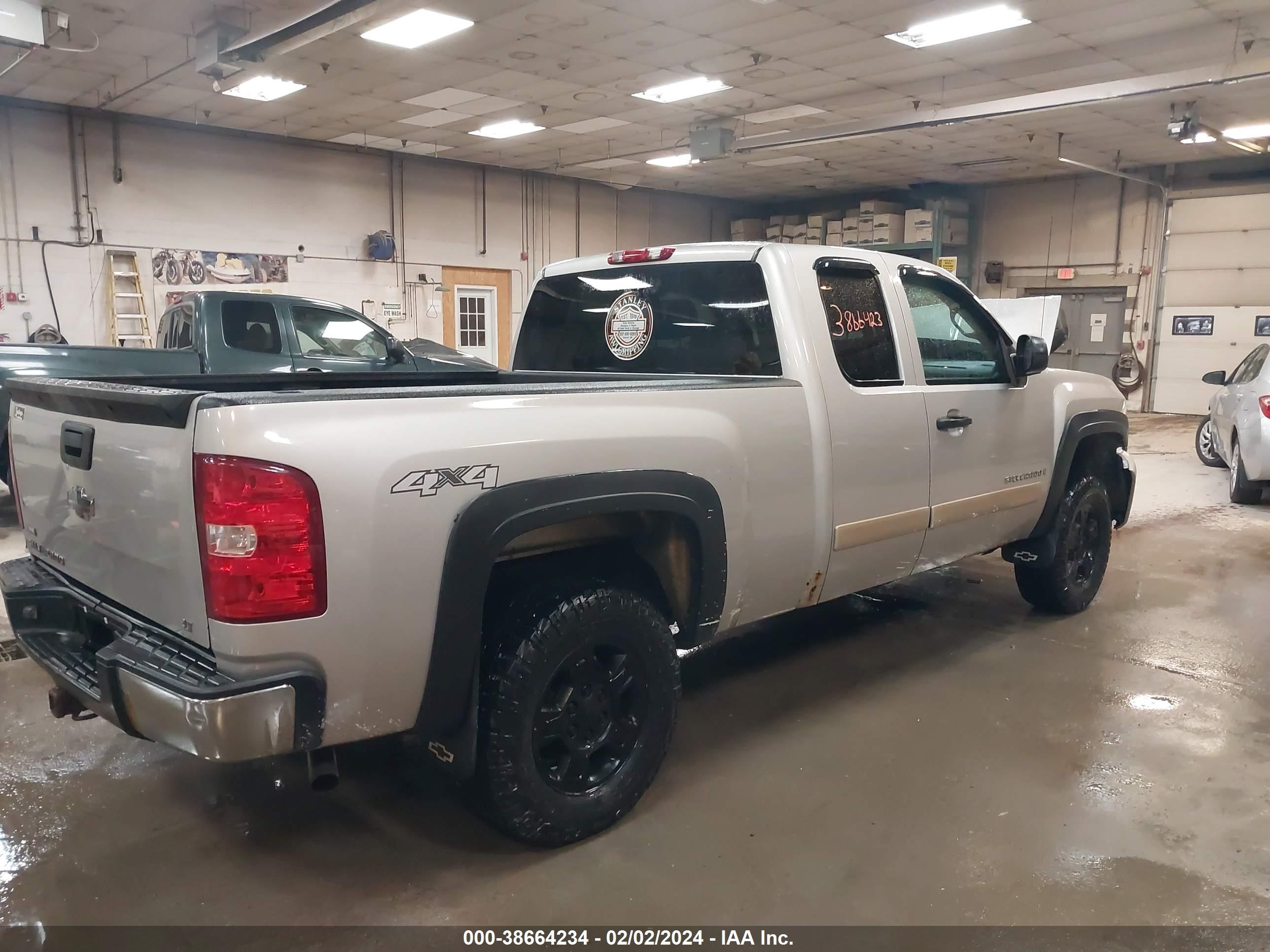 Photo 3 VIN: 2GCEK190081324445 - CHEVROLET SILVERADO 