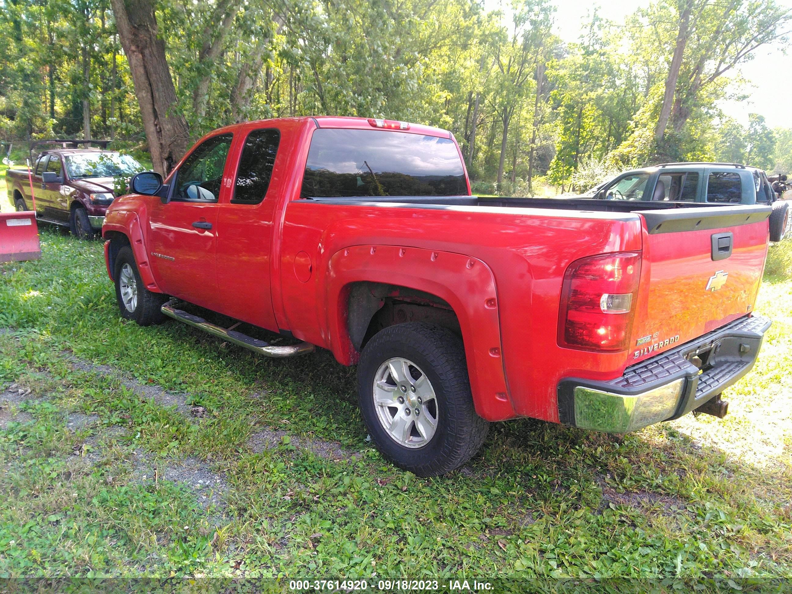 Photo 2 VIN: 2GCEK190681319556 - CHEVROLET SILVERADO 