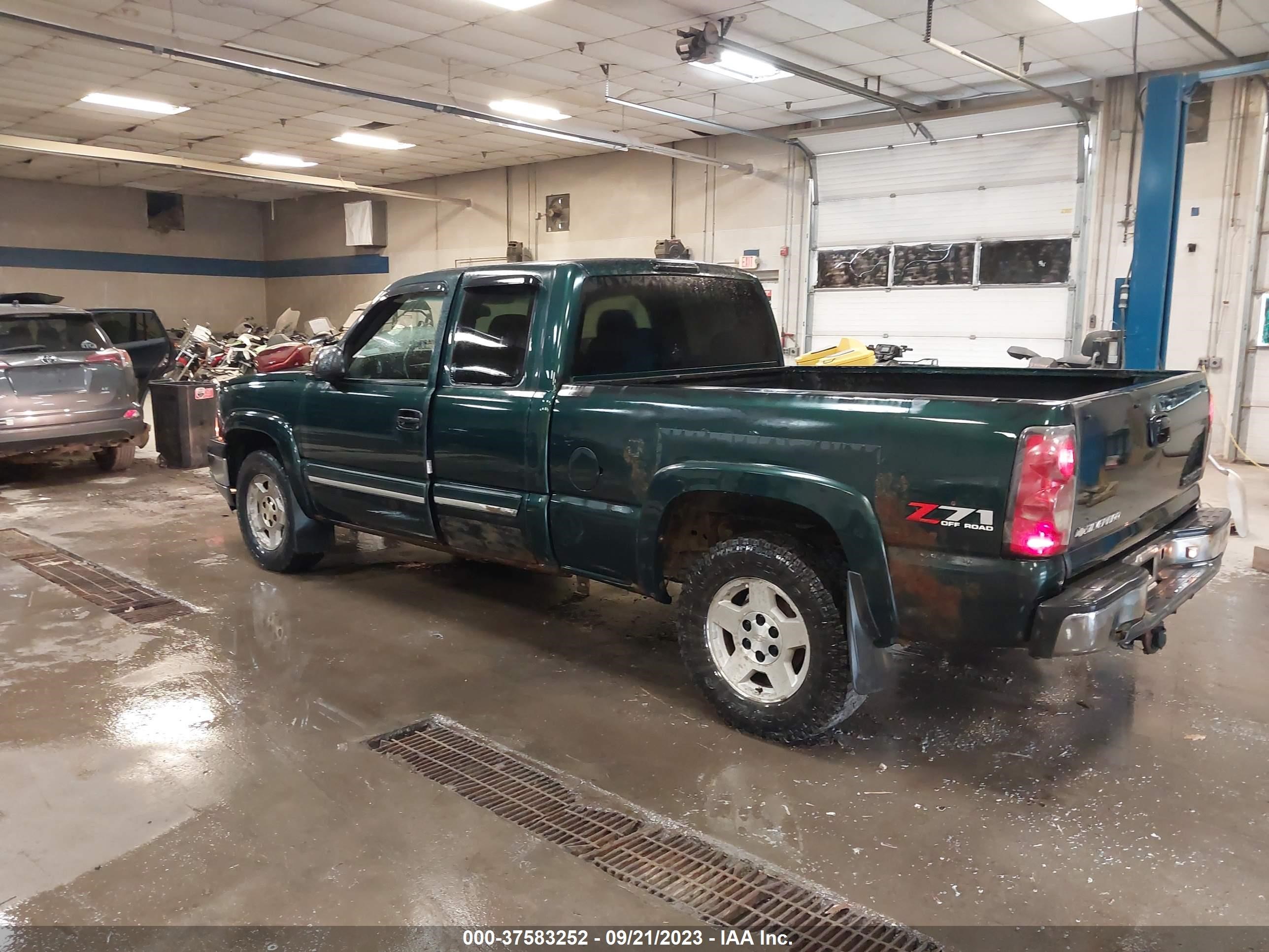 Photo 2 VIN: 2GCEK19B551328200 - CHEVROLET SILVERADO 