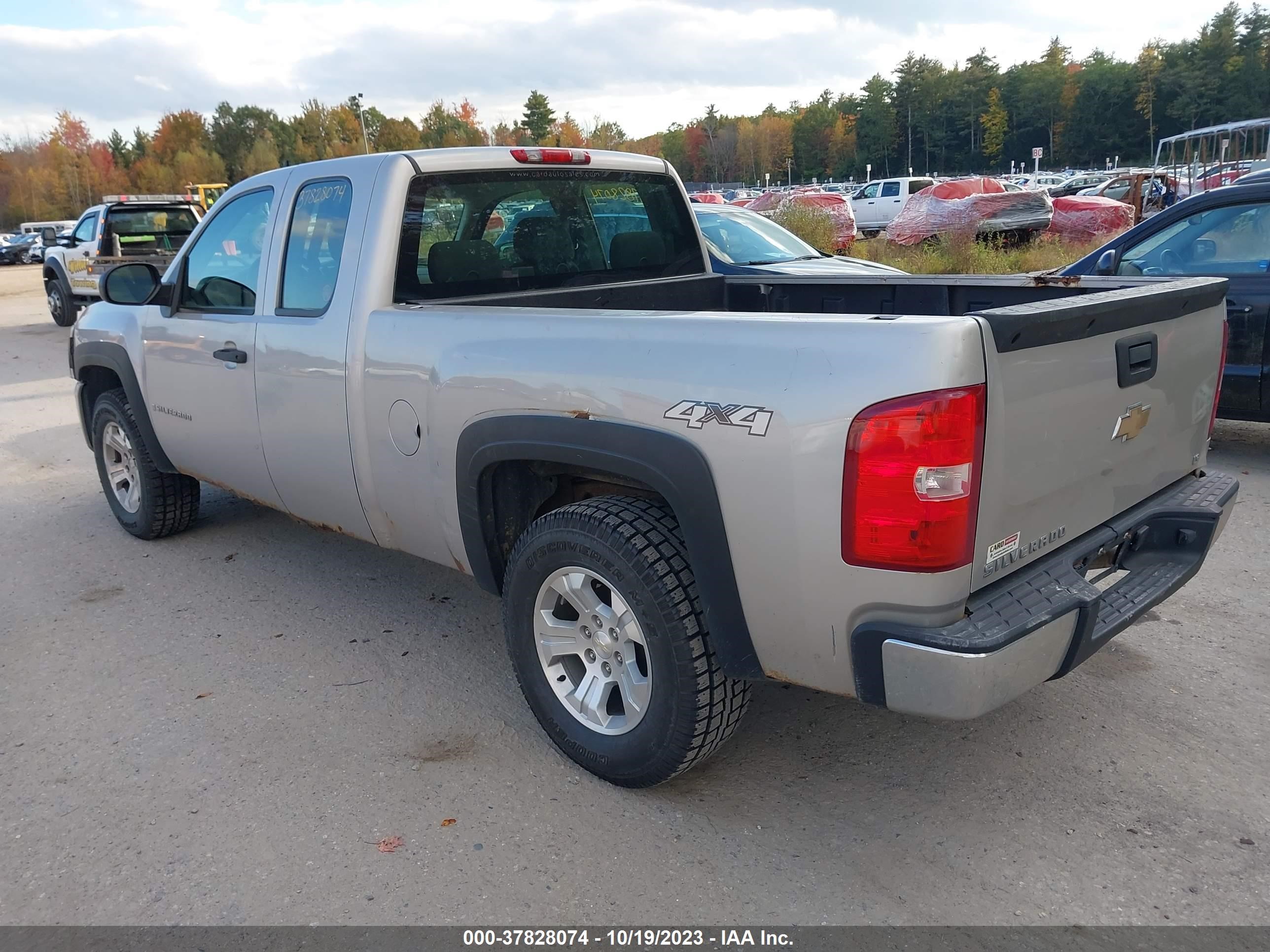 Photo 2 VIN: 2GCEK19CX81322986 - CHEVROLET SILVERADO 