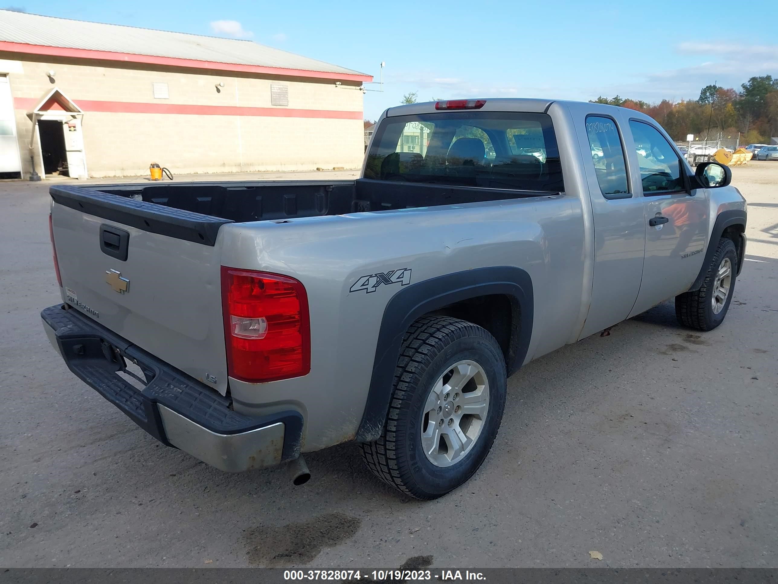 Photo 3 VIN: 2GCEK19CX81322986 - CHEVROLET SILVERADO 