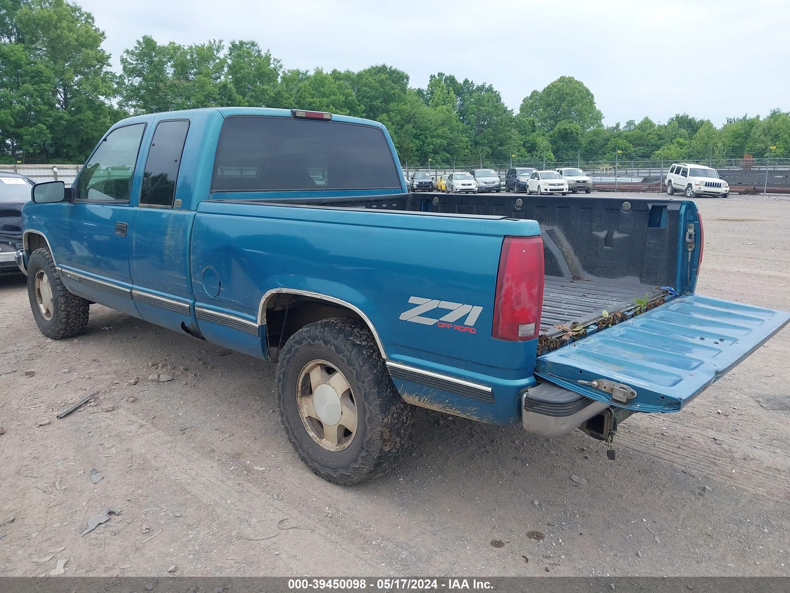 Photo 2 VIN: 2GCEK19R2V1233381 - CHEVROLET S-10 PICKUP 