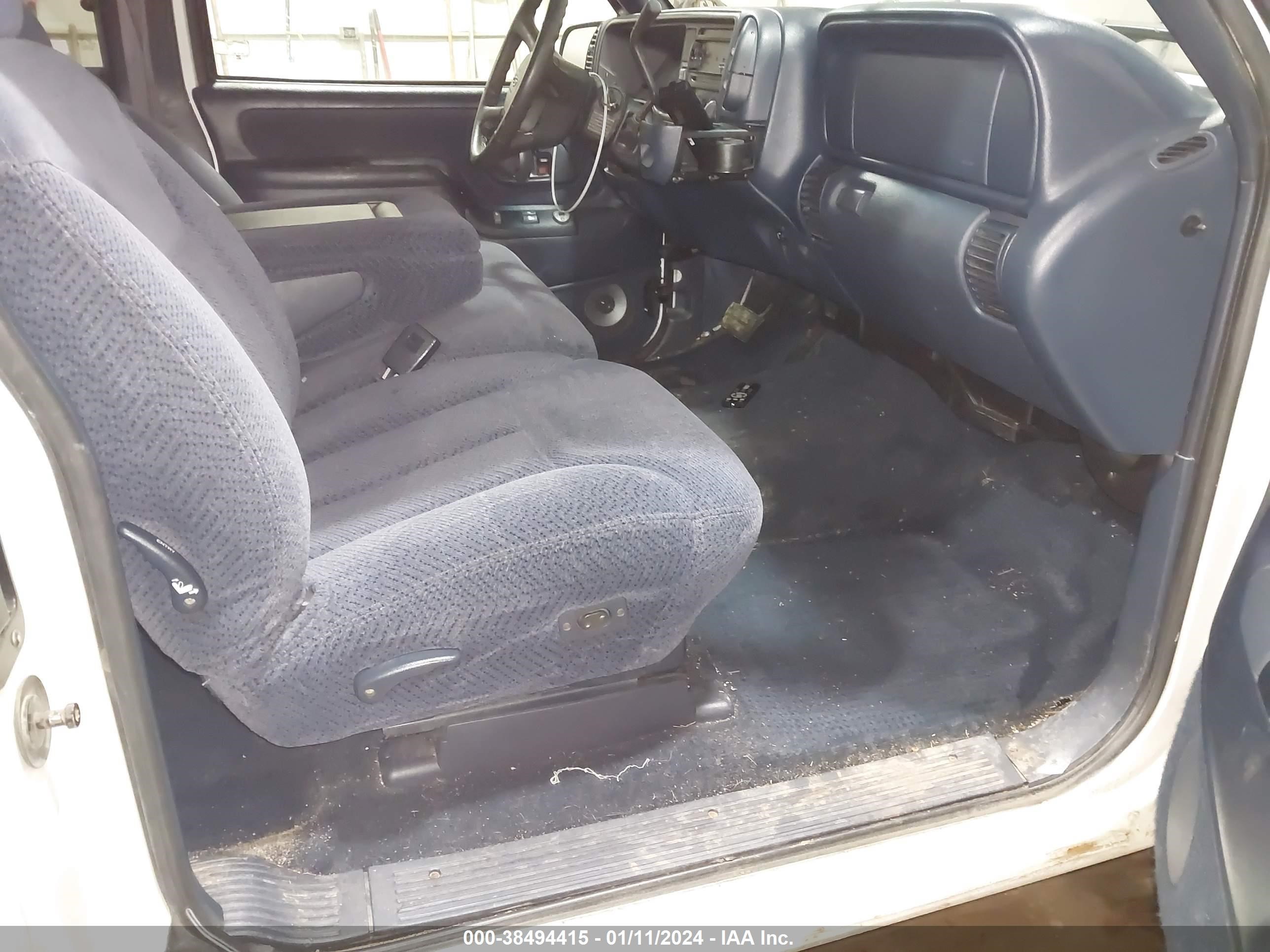 Photo 4 VIN: 2GCEK19R2W1247265 - CHEVROLET S-10 PICKUP 