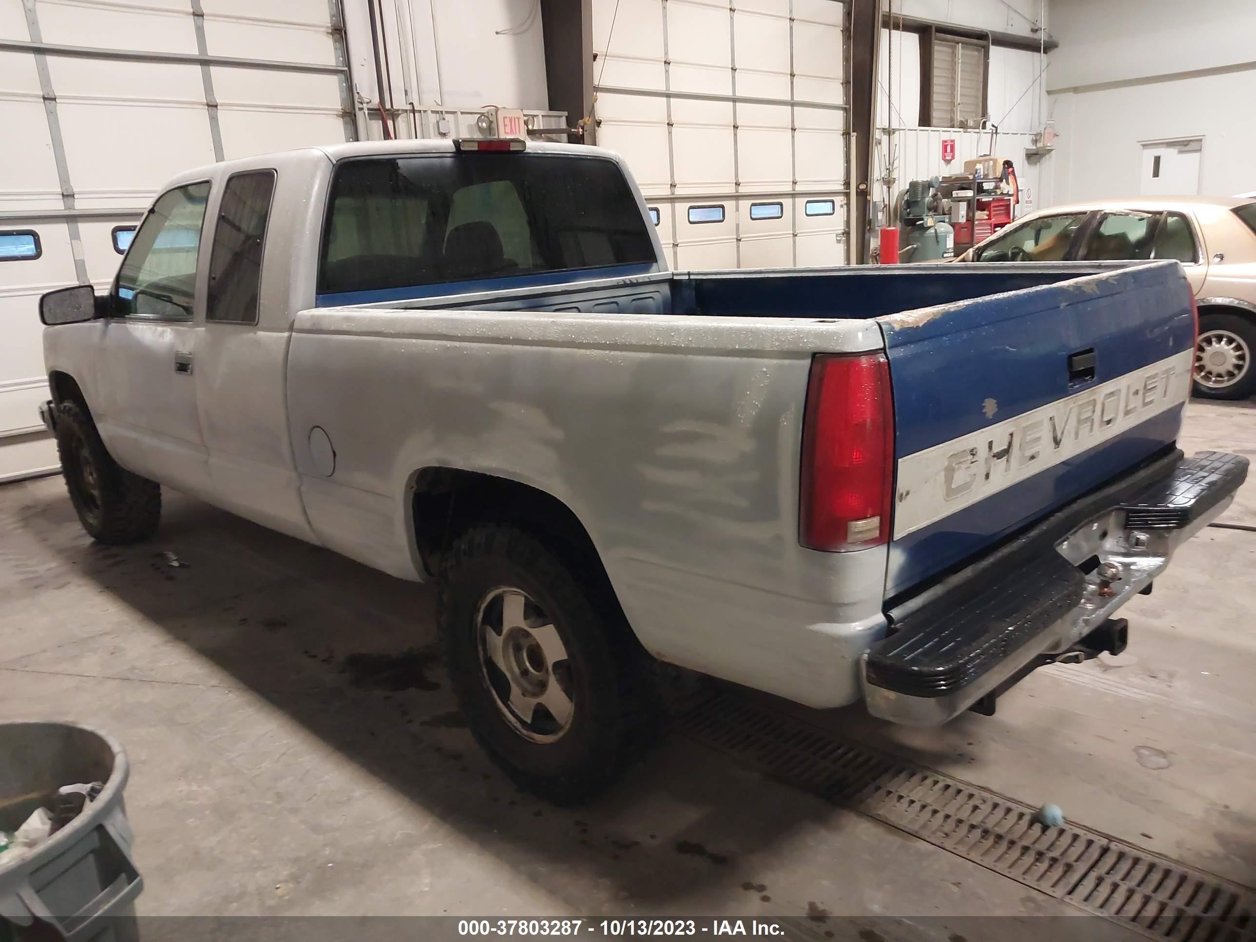 Photo 2 VIN: 2GCEK19R7V1232453 - CHEVROLET S-10 PICKUP 