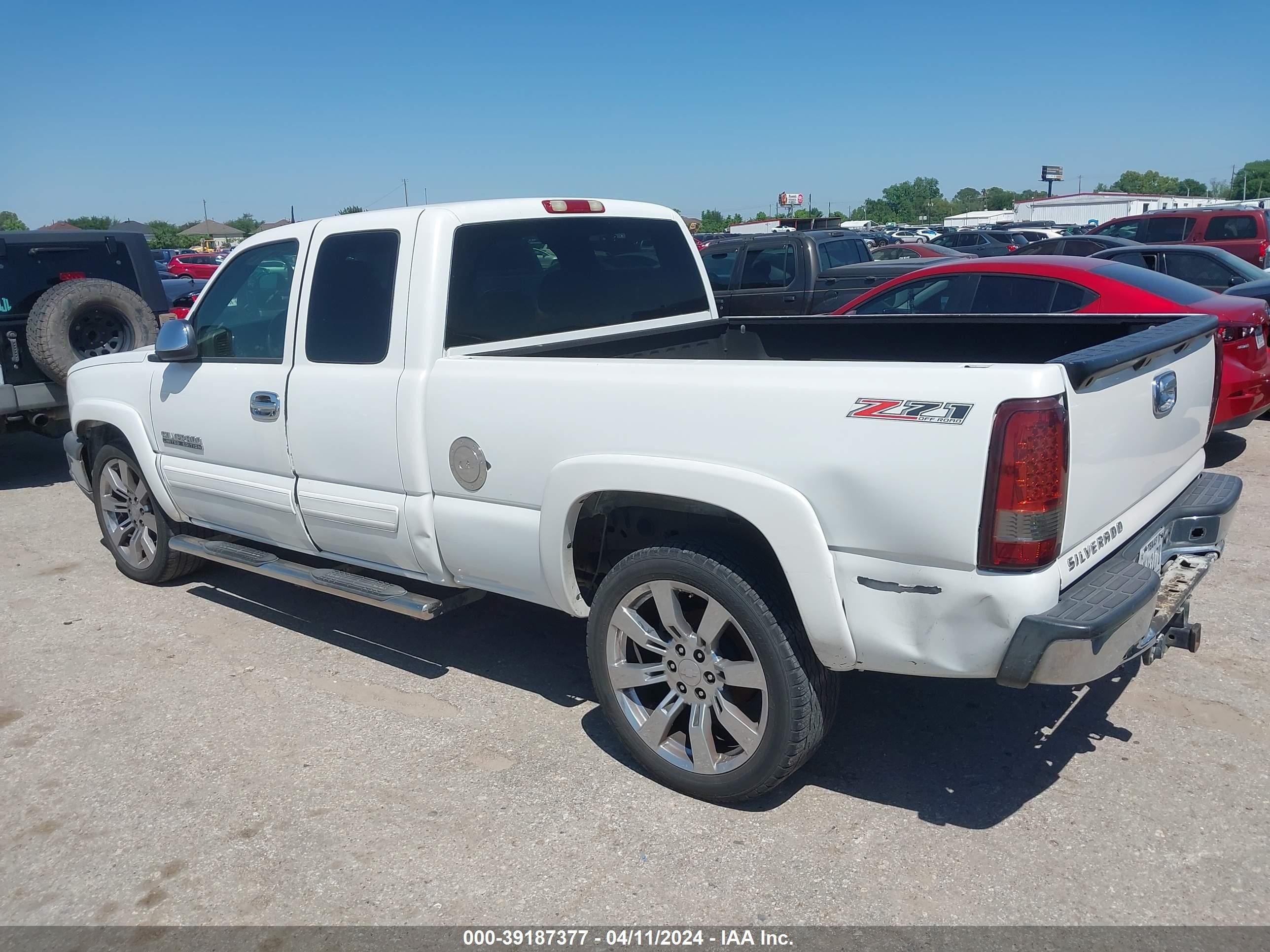 Photo 2 VIN: 2GCEK19TX41156818 - CHEVROLET SILVERADO 