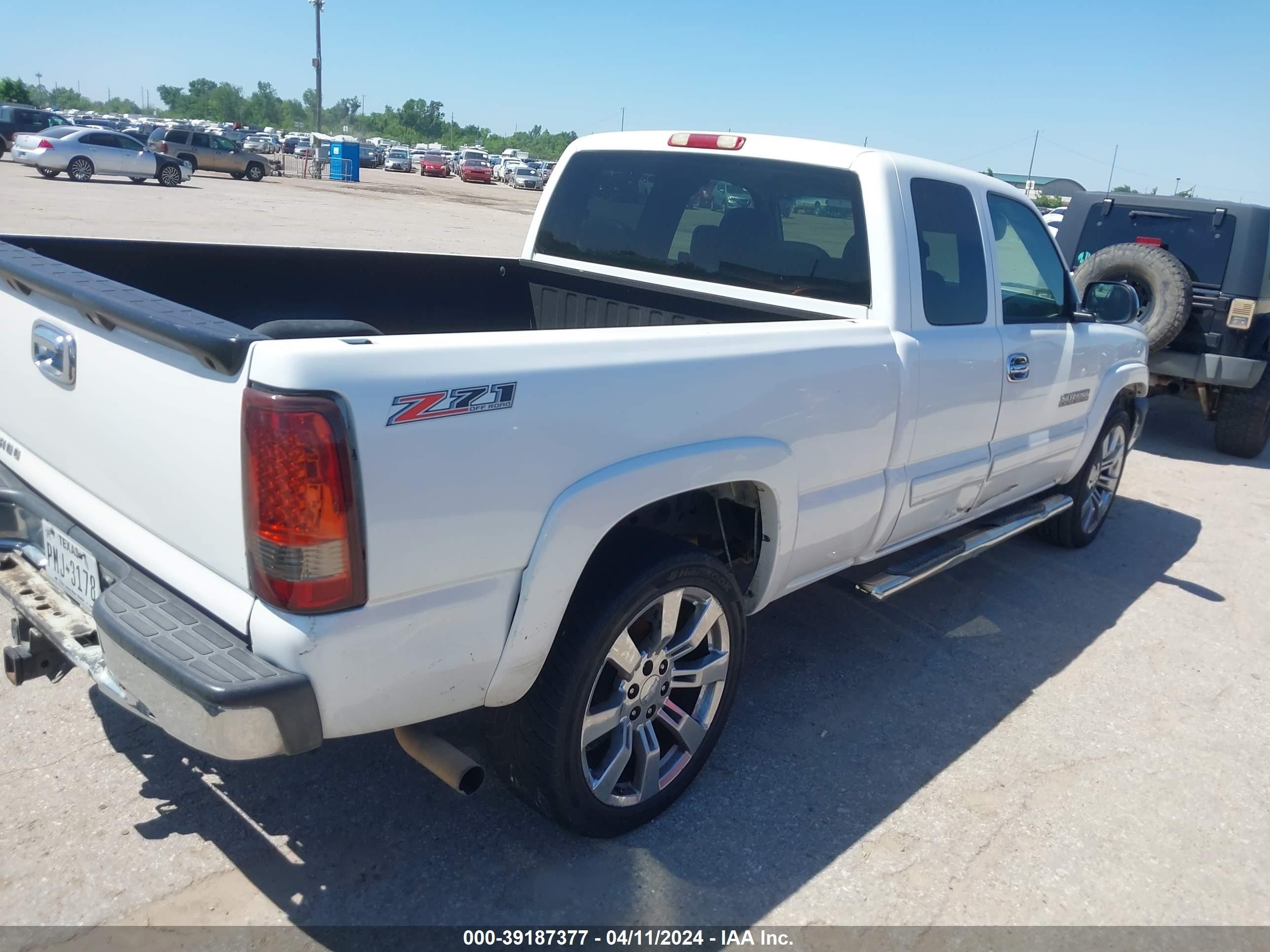 Photo 3 VIN: 2GCEK19TX41156818 - CHEVROLET SILVERADO 