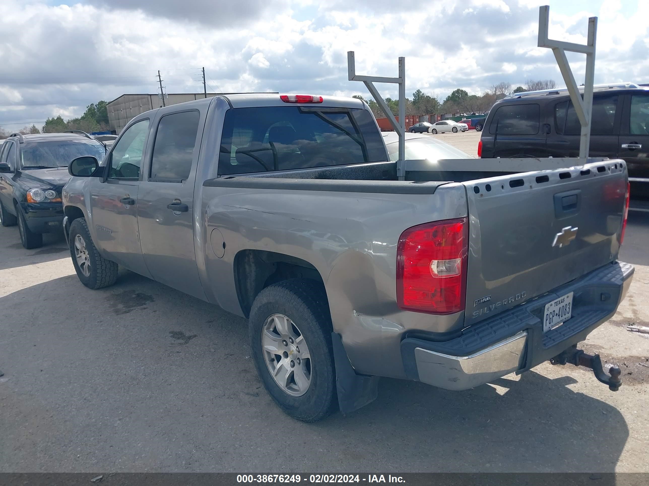 Photo 2 VIN: 2GCEK233X91134744 - CHEVROLET SILVERADO 