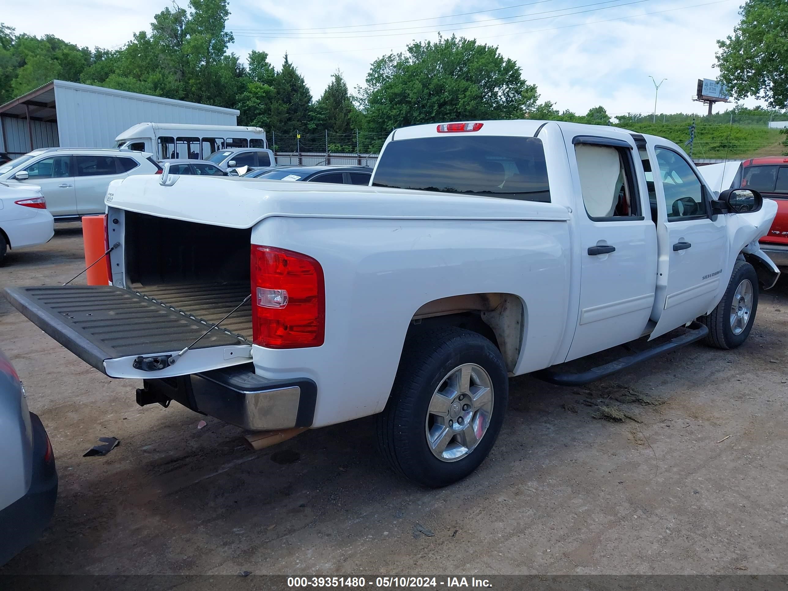 Photo 3 VIN: 2GCFC135291119412 - CHEVROLET SILVERADO 