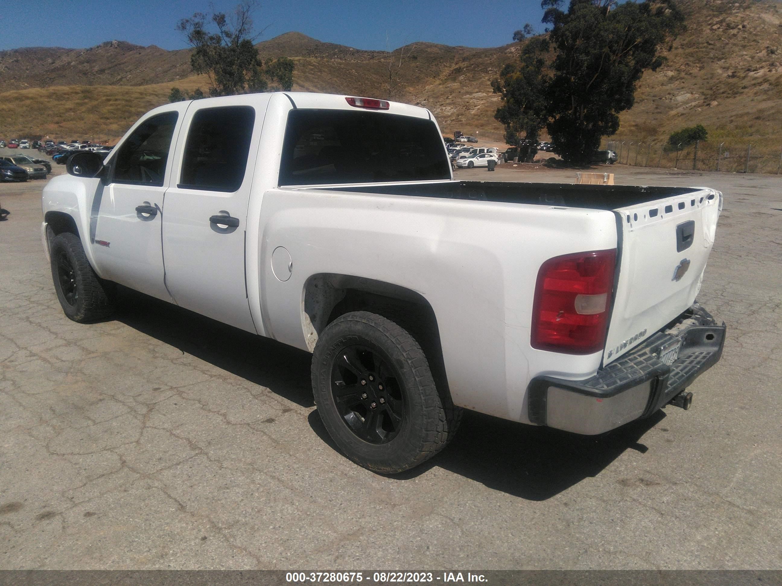 Photo 2 VIN: 2GCFC13Y071525390 - CHEVROLET SILVERADO 