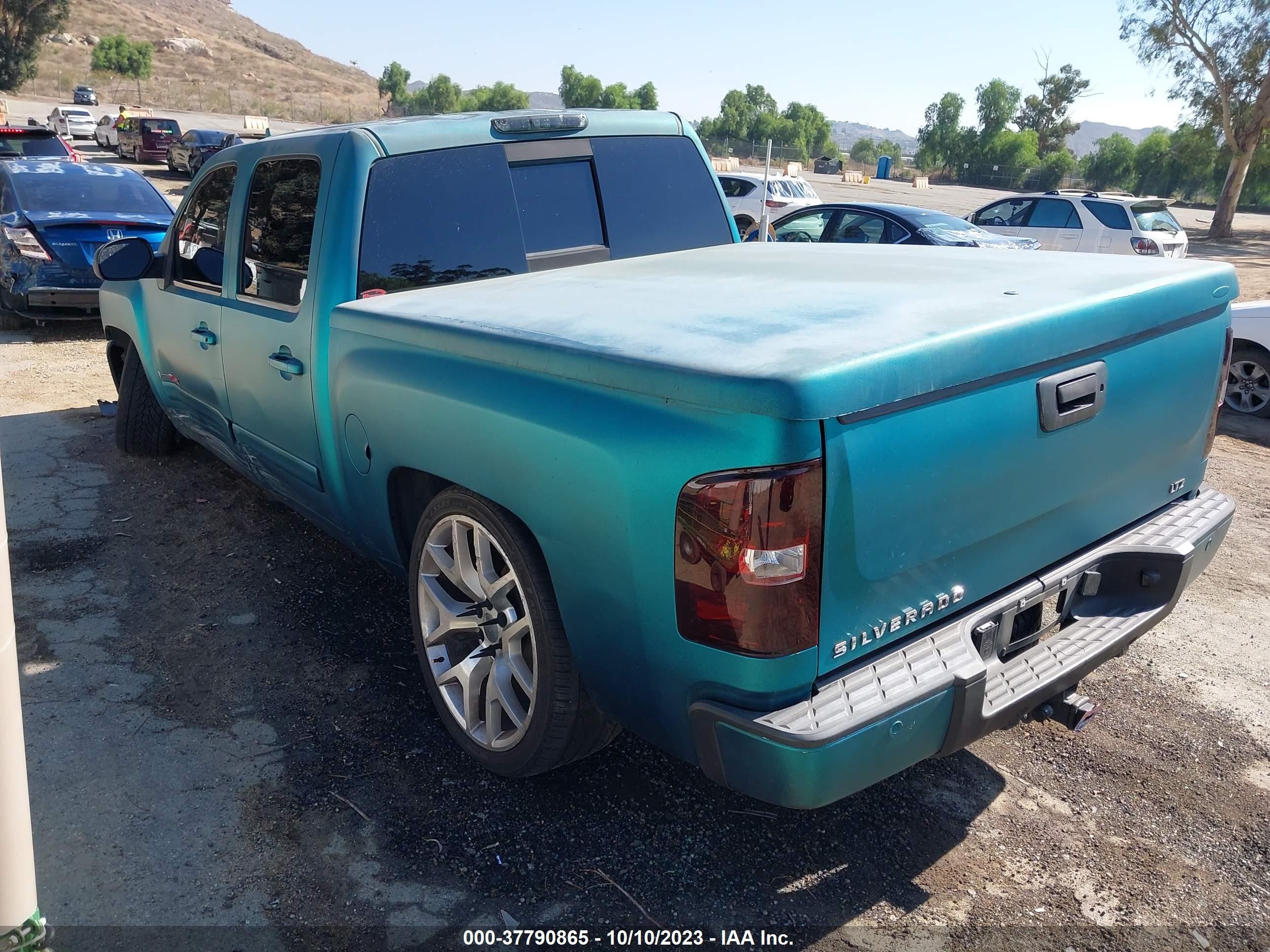 Photo 2 VIN: 2GCFC13Y671518914 - CHEVROLET SILVERADO 