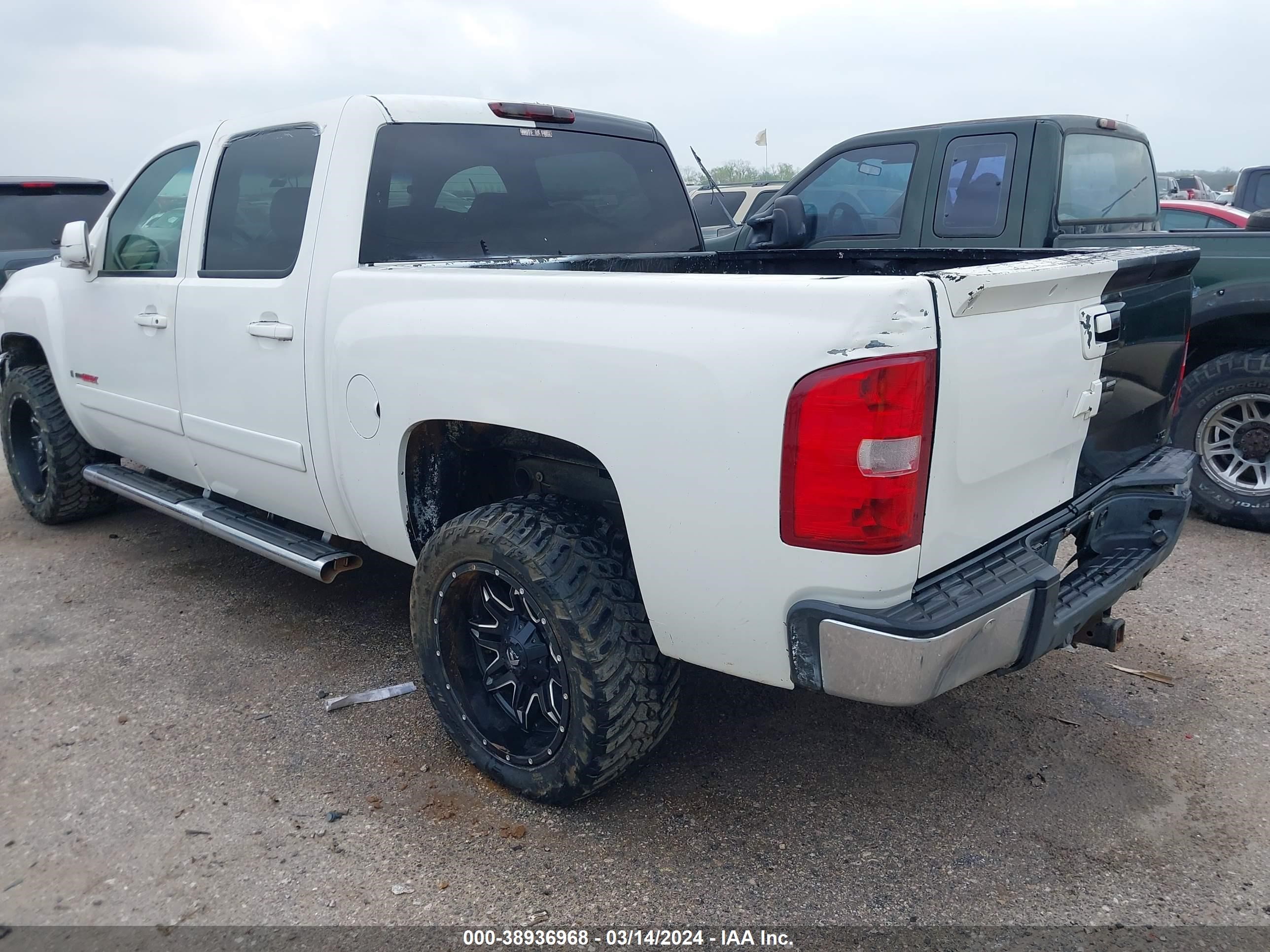 Photo 2 VIN: 2GCFK13Y971686162 - CHEVROLET SILVERADO 